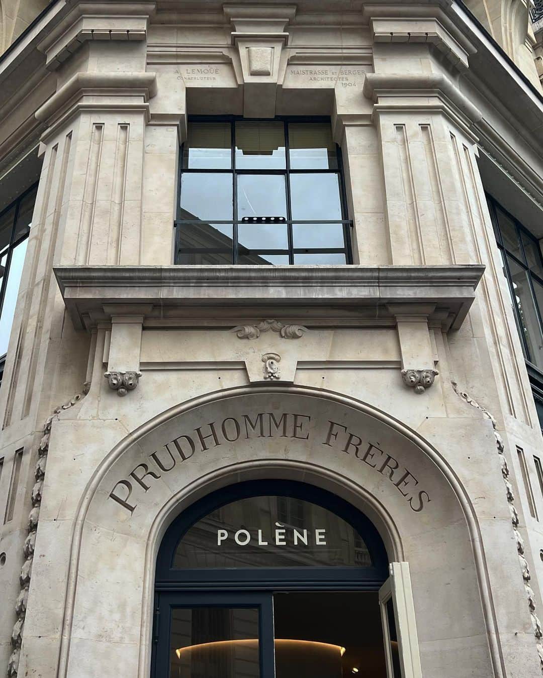 中村真里さんのインスタグラム写真 - (中村真里Instagram)「⁡ PolèneのPR山口さんとジュリエンヌ🌷 働くお二人かっこよかった😚 ⁡ パリに滞在することを知って頂き、連絡をくれて 本店にお邪魔させて頂きました。以前から私も使っているのですが、物のｸｵﾘﾃｨが高くずっと使っても全然型崩れしない。上質なカフレザーで、スペインの皮革産業で有名な街ウブリケの職人が手作業でバッグを一つずつ製作しているとの事。超miniサイズはﾚｻﾞｰの残布を無駄にしない為。めっちゃ細部まで凝ってて凄かった。 ⁡ バッグのデザインポイントの曲線とお店の内装がリンクしてて素晴らしかったです。Emily in Parisで大ﾊﾞｽﾞﾘしたらしく人がいっっっぱいでした🤣🫶🏻←私も見たぁ ⁡ 東京にもフラッグシップストアをオープン予定らしく、そちらも楽しみ💌」4月21日 1時23分 - _marinakamura_