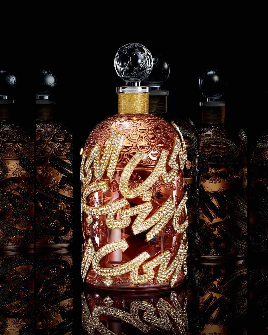 ゲランのインスタグラム：「In a powerfully symbolic design by Lebanese jewellery designer Nadine Kanso, celebrating both the Middle East’s passionate love for perfume and its rich tradition of calligraphy, the Bee Bottle is transformed with a breathtaking golden sheath crafted from 24-carat gold and 1710 Swarovski crystals.​  #Guerlain #GuerlainParfumeur #ExceptionalPiece​ @nadkanso」
