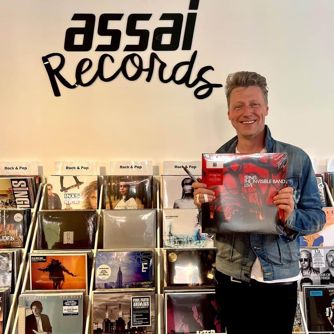 トラヴィスさんのインスタグラム写真 - (トラヴィスInstagram)「It's @recordstoreday this Saturday!!  Fran will be heading down to @fingerprintsmusic to play a few tracks acoustic & sign records at 4pm.  Dougie will be doing his own RSD shopping at @assai_glasgow saturday morning around 10am & signing some records too!  See you there! We are *very* excited 🌟」4月21日 1時32分 - travistheband