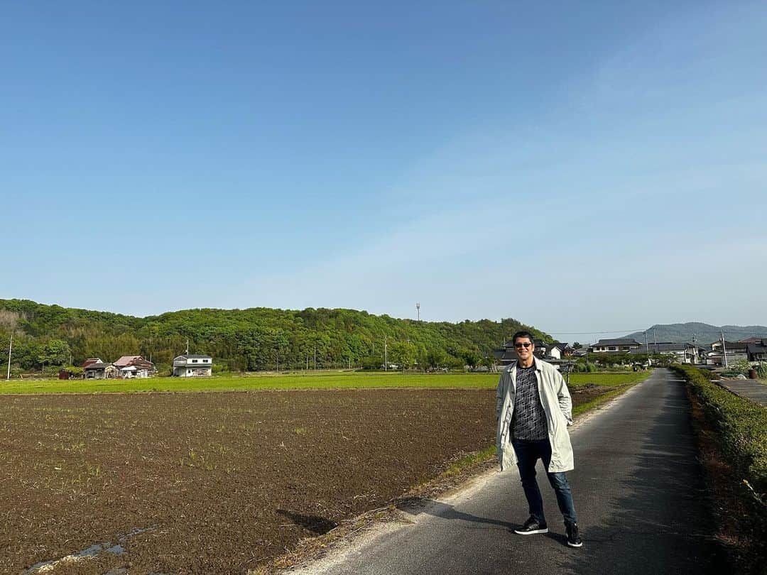 高田延彦さんのインスタグラム写真 - (高田延彦Instagram)「農地と山と青空に囲まれてホントに良い気持ち。 #ja共済連  #ロケ　#岡山県　#enjoy  #thanks  #peace」4月21日 1時32分 - takada_nobuhiko