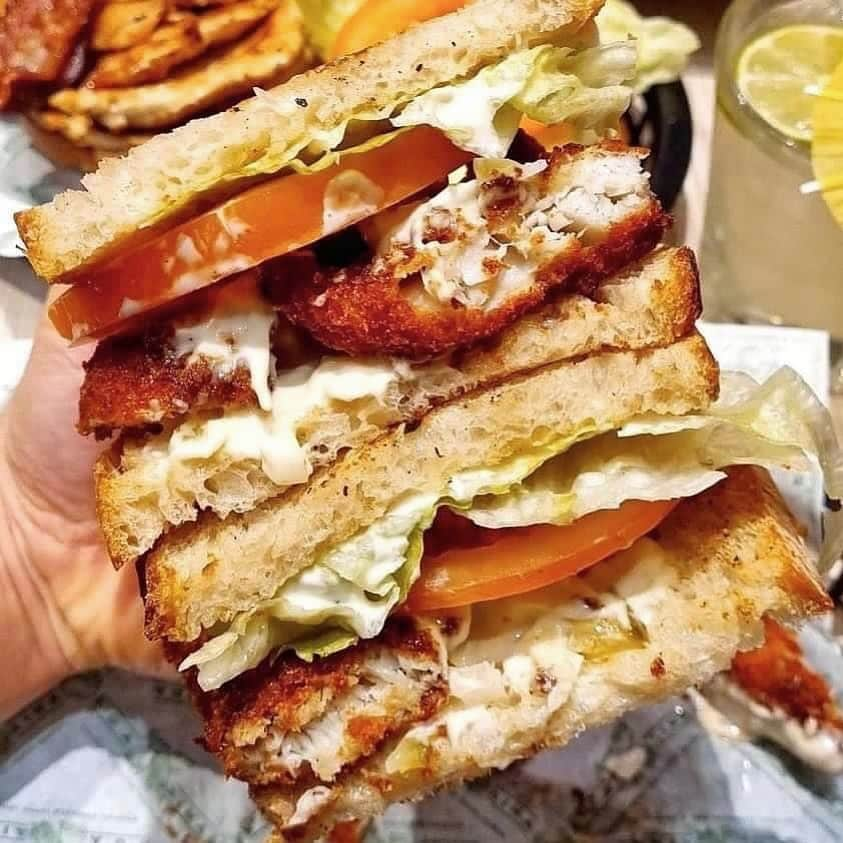 Kua 'Aina UKさんのインスタグラム写真 - (Kua 'Aina UKInstagram)「Our Mahi Fish Finger Sandwich is madly delicious - we dare you to find a better one 😉 Trust us, it’s hard to beat!   📸 @nickichanlam - don’t forget to #TagUs in your pics for a chance to be featured!  . . . . . . . . #kuaaina #kuainaburger #hawaii #hawaiilife #burger #bestburger #carnabylondon #hawaiianfood #londonsbestfood #londonburger #foodporn #burgersofinstagram #londoneats #eatlondon #fishfingers #fishfingersandwich」4月21日 1時44分 - kuaainauk