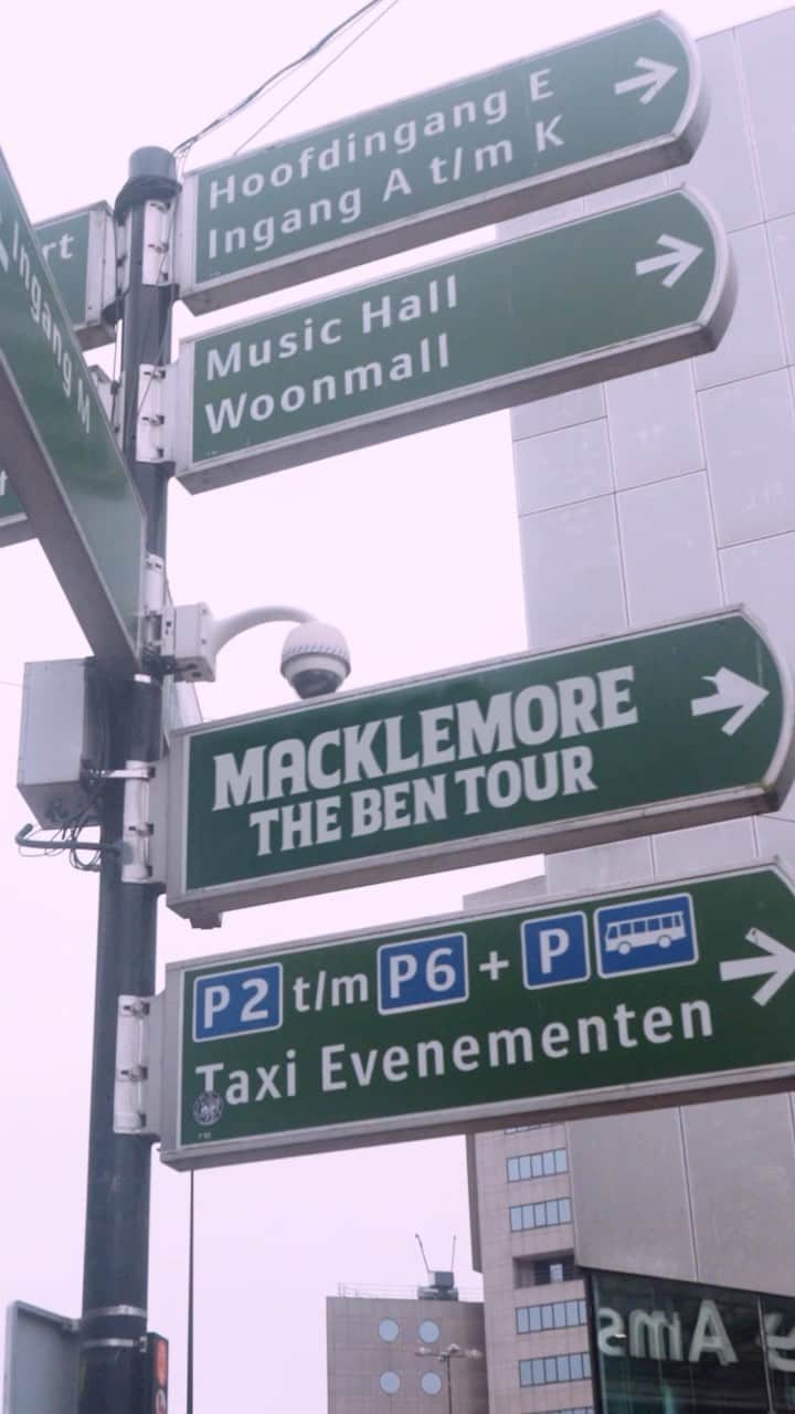 マックルモアーのインスタグラム：「Couple back to back legendary nights….14,000 people 😳. AMSTERDAM AND BRUSSELS 🌷❤️. Who was there?  Favorite moment?  #benworldtour」