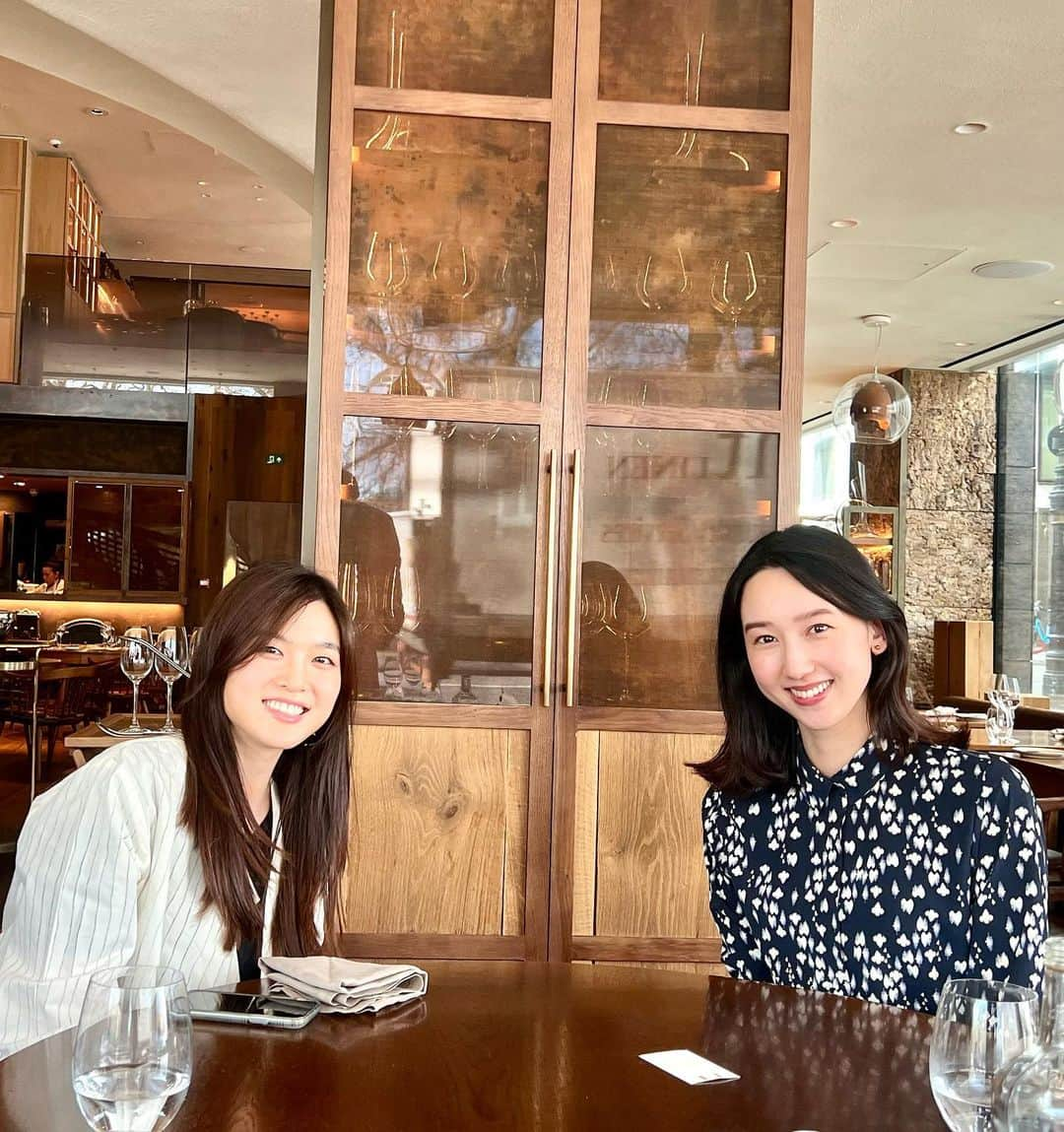 松原汐織さんのインスタグラム写真 - (松原汐織Instagram)「I had lovely lunch with my beautiful friend at HIDE @hide_restaurant 🌟 We ordered SET LUNCH. Everything was perfect. I’d recommend this place for girls' lunch. And I enjoyed talking a lot with @rebeccayoon0808 . I always have a fun time and feel happy when I meet her. Can’t wait to see her next time🥰 ・ ・ 娘を母に見ていてもらって、夫、娘、母と皆がとーっても大好きな友達とランチへ❤️ 家族で仲良くしてもらって、本当に有難い存在🥹💕  人参のフムス、ローストラム、アールグレイのサンデーを選んだのですが、一品目の人参がとても美味しかったです。 HIDEは予約も取りやすくて、女子会ランチに良いなぁ〜と。リピート予定です！！ 朝から晩まで営業時間が長い＆便利な場所なので、旅行でお越しの際は使い勝手の良いお店だと思います🇬🇧  ー #newbaby #babygirl #lovemyfam  #london #thisislondon #londonlife #mum #mumofagirl  #hide #hideabove #olliedabbous #michelinstar #mayfair  #londonfoodie #londonfood  #ロンドングルメ #ミシュラン  #ロンドン #ロンドン生活 #ロンドン在住  #shioriinlondon2023 ー」4月20日 16時48分 - shiori_ma_