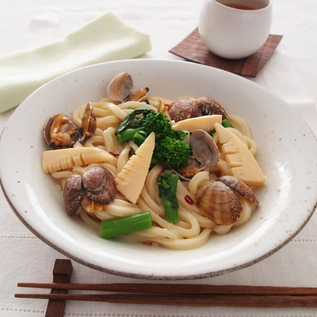 テーブルマークのインスタグラム：「. 春の食材で🌸 【筍と菜の花のボンゴレ風うどん】 . 菜の花のほろ苦さがアクセント❕💗 あさりの旨みが引き立つ和風のパスタ風うどん✨🍝 . ▼材料（１人分） ❁冷凍「さぬきうどん」：１玉 ❁あさり（砂抜きする）：約75g ❁菜の花：２～３本 ❁ゆでたけのこ：約30g ❁酒：大さじ１ ❁しょうゆ：約小さじ１ ❁こしょう：少々 【A】 ❁にんにく（みじん切り）：1/2かけ ❁鷹の爪（輪切り）：１本分 ❁バター：10g . ▼下準備 ・冷凍「さぬきうどん」はレンジで加熱する ・菜の花は１～２分塩ゆでし、冷水にとって水気を絞り、 　適当な長さに切る . ▼作り方 ①フライパンに【A】を熱し、 　あさり、ゆでたけのこを軽く炒める . ②酒、水（100cc）を加えてふたをする . ③あさりの口が開いたら、菜の花とうどんを合わせる . ④しょうゆ、こしょうを加えて味をととのえて召し上がれ . #うどん #udon #冷凍うどん #さぬきうどん #うどん部 #うどん好き #レシピ #おうちごはん #簡単レシピ #うどんレシピ #アレンジレシピ #今日のごはん #ランチ #ランチメニュー #夕食 #晩御飯 #晩ご飯 #晩ごはん #TableMark #テーブルマーク #あさり #アサリ #浅利 #春メニュー #ボンゴレ」