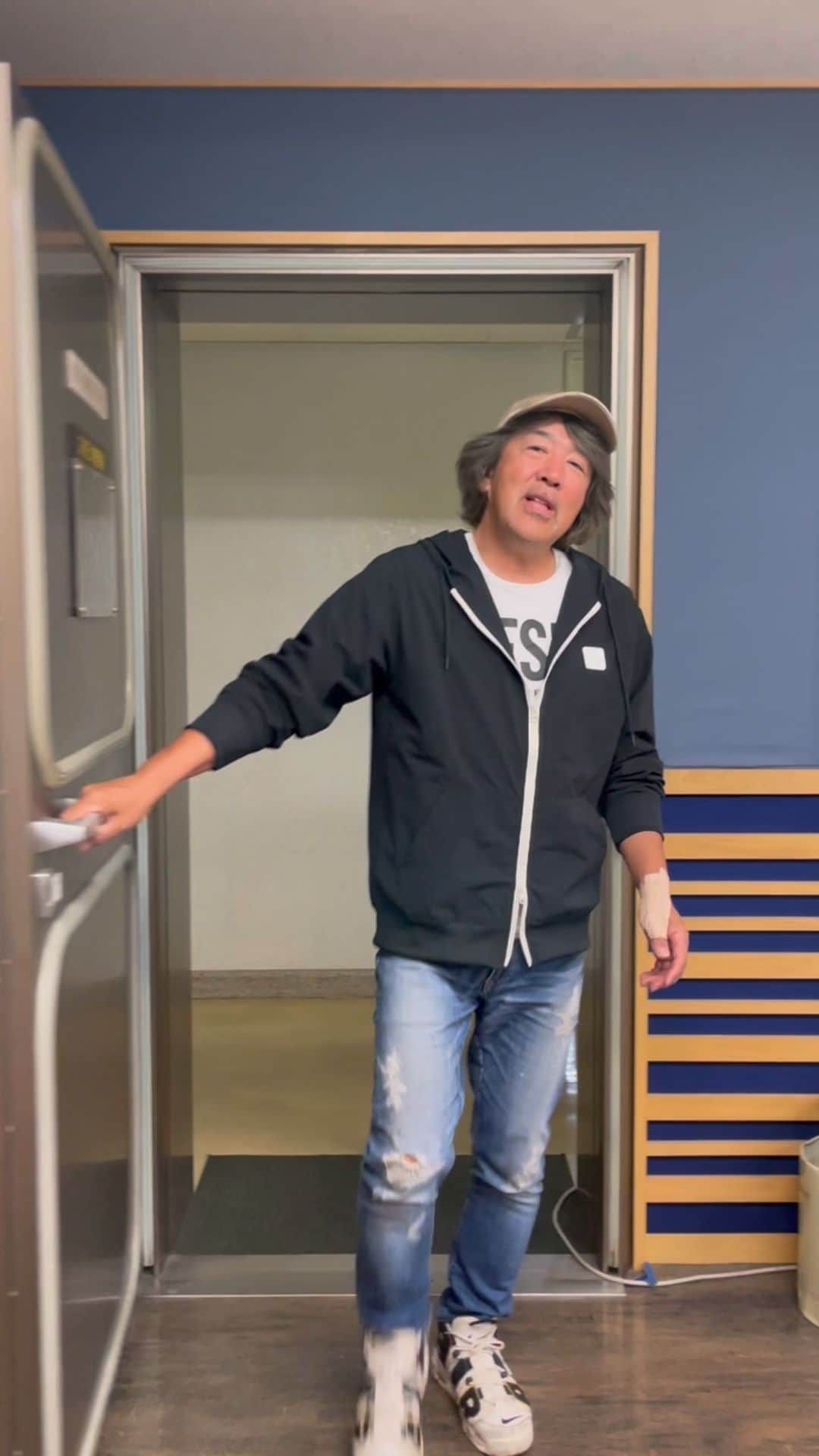 のインスタグラム：「今日も17時から生放送！！ FM愛知イブニングストリート よろしくお願い致します。  #FM愛知 #イブニングストリート #黒岩唯一 #ラジオ #ラジオ付きと繋がりたい #生放送 #807 #郷ひろみ #ゴールドフィンガー99 #ラジ王 #優勝 #歌ってみた」