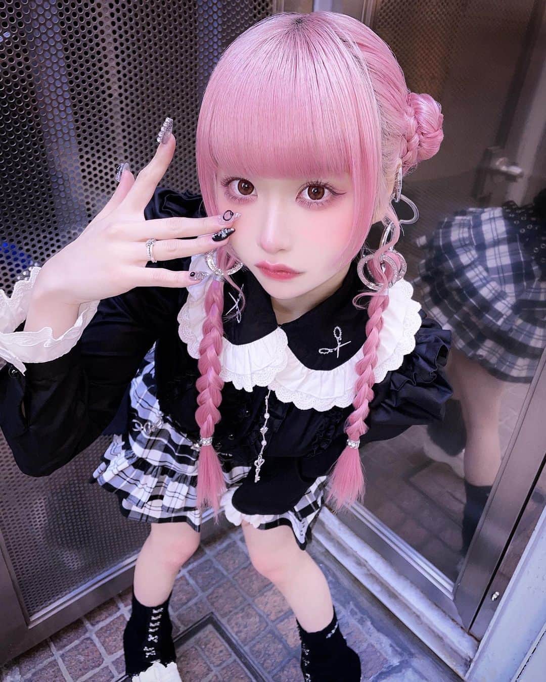 いちのインスタグラム：「もうこっちしか見んな❕  #idol #cosplay #cosplayer #cosplaygirl #japanesegirl #girl #selfie #instagood #hightone #maid #pinkhair #highlighthair #twins #twintail #fff #lfl #l4l #ハイライトカラー #アイドル #派手髪」