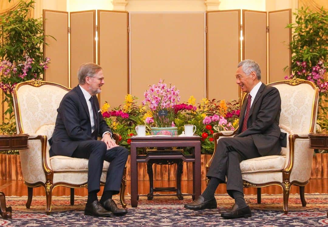 リー・シェンロンのインスタグラム：「Happy to meet Czech Republic PM @petr.fiala1964 again at the Istana today. We last met on the sidelines of the ASEAN-EU Commemorative Summit in Brussels in December.  Singapore has a warm and growing friendship with the Czech Republic. This year marks 30 years of our diplomatic relations. We have strong cooperation at multilateral fora as like-minded states that value the principles of free trade, multilateralism, and a rules-based international order. PM Fiala and I discussed problems in Europe and Asia which concerned these issues, and ways to deepen ties between our countries.   I look forward to enhancing our bilateral relations, and wish PM Fiala a fruitful stay in Singapore. 🇸🇬🇨🇿 – LHL  (MCI Photo by Ngau Kai Yan)」