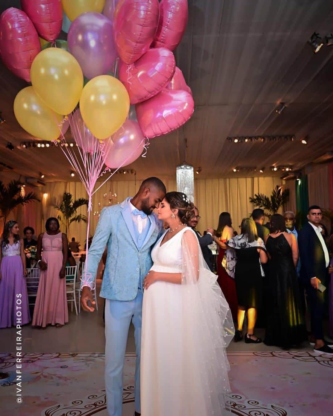 ダンクレーのインスタグラム：「Todos os anos tento transmitir em palavras diferentes todo o amor que sinto por você. Estamos juntos há tanto tempo e mesmo assim sempre tenho algo novo para escrever.   Toda minha vida procurei uma mulher com suas qualidades, mas quando conheci você nunca imaginei que alguém teria o poder de superar todas as minhas expectativas. E a única pessoa que conseguiu tal feito até hoje foi você.  Com sua presença minha vida enfim ficou completa. Você é a personificação dos melhores sentimentos, todos juntos sendo liberados por uma só mulher.   Suas qualidades são infinitas, todos os dias você consegue sorrir de uma forma diferente, demonstrar afeto com um novo gesto. E tudo isso só me faz cada vez mais apaixonado e certo de que sou o homem mais feliz do mundo e que fiz a escolha certa.  É claro que não é fácil conduzir um casamento. As dificuldades existem e não podemos negar, mas é certo também que com Deus, paciência e amor conseguimos realizar milagres.   A bíblia conta que Deus criou a mulher a partir de uma costela de Adão. Deus, em sua sabedoria, queria a mulher ao lado do homem, nem abaixo e nem acima dele. Queria a mulher perto do seu coração. E é com a bênção de Deus que eu tenho você ao meu lado, como a minha musa, a minha companheira de vida para a vida toda.   Você é uma mulher virtuosa, você mudou a minha vida, transformou a minha existência. Com você, vivi os momentos mais felizes da minha vida, mais emocionantes, mais memoráveis. Você me deu os melhores presentes que eu poderia ganhar na vida: os nossos filhos.   Você é hoje uma versão muito melhor da mulher por quem há tantos anos eu me apaixonei. Por isso, todos os dias quando acordo ao seu lado, eu olho para você e me apaixono de novo.   Você é uma esposa fiel ao Evangelho e digna de ser feliz. A vida ao seu lado é mais feliz, por isso merece todas as bênçãos de sucesso e vitória.  Que seu dia possa ser melhor que todos os aniversários anteriores, que eu possa descrever meus sentimentos por você ainda por muitos e muitos anos, e que conforme nossa vida for passando nosso amor nos una cada vez mais.   ( CONTINUA NOS COMENTÁRIOS )」