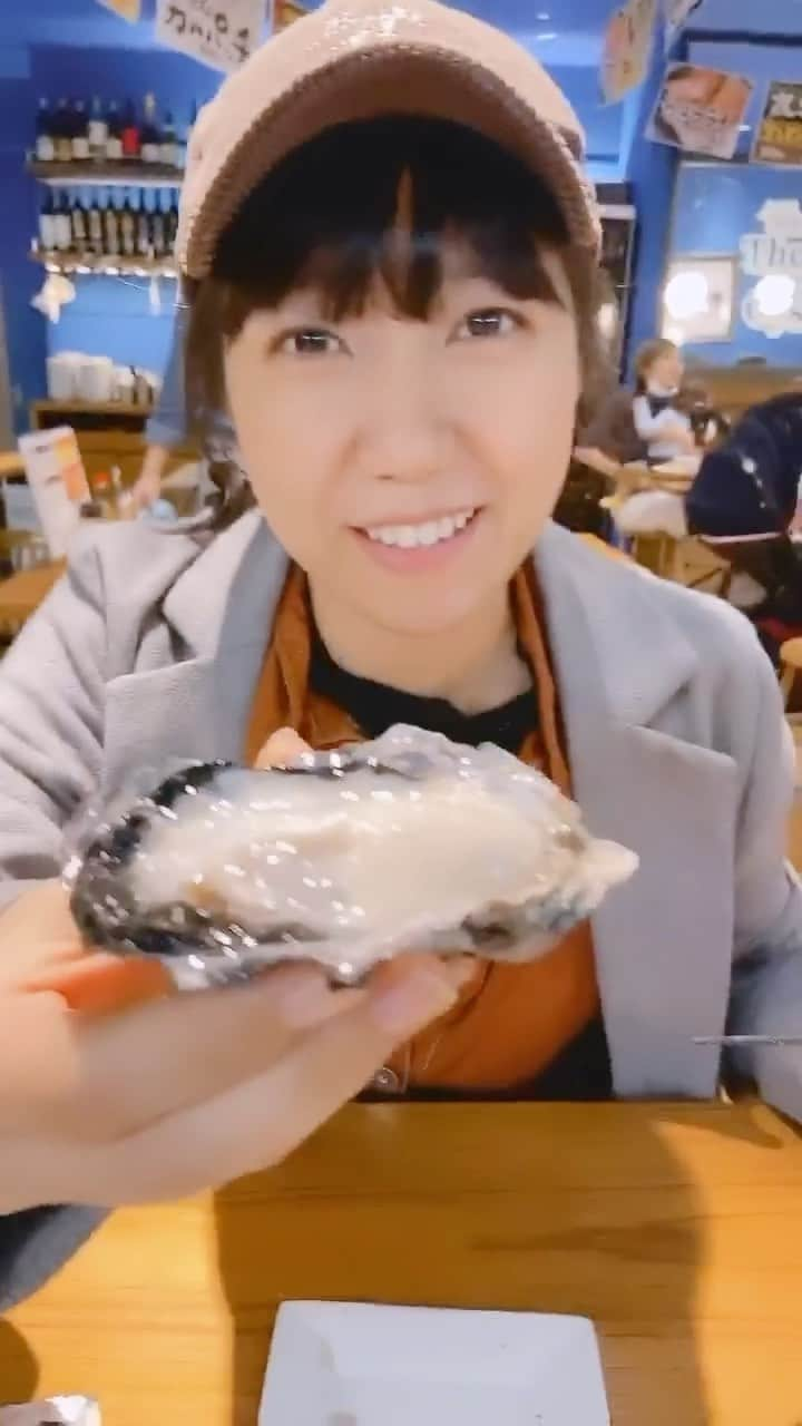 鈴木のぞみのインスタグラム：「ただただ美味しそうに生牡蠣を食べる女  #美味しいもの好きな人と繋がりたい #ご飯大好き #ただただシリーズ #生牡蠣 #美味しいもの探し隊 #のぞみん #おいしいもの好きな人と繋がりたい #おいしいもの巡り #食べ歩き好きな人と繋がりたい #食べるの大好き女子」