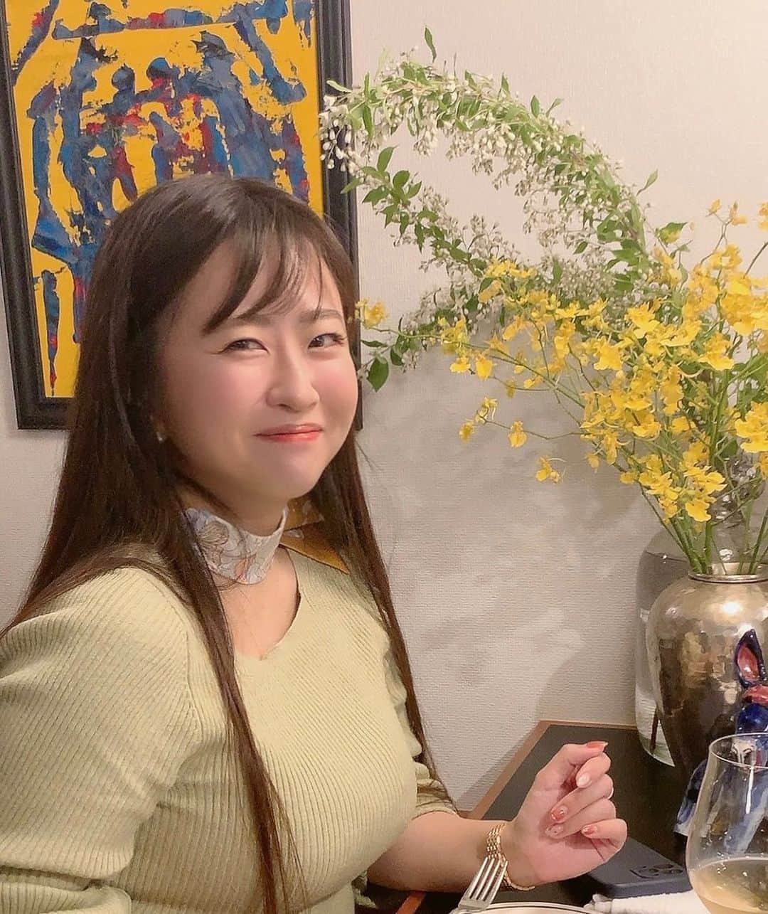 水樹たまのインスタグラム：「大好きな人たちとおいしいごはん🥰幸せ これはヤリイカ食べてニッコニコなところ🦑  #おいしいごはん  #ぽっちゃりコーデ  #ぽっちゃり #むちむち #ツイリー  #grl購入品  #もぐもぐ #curvyfashion」