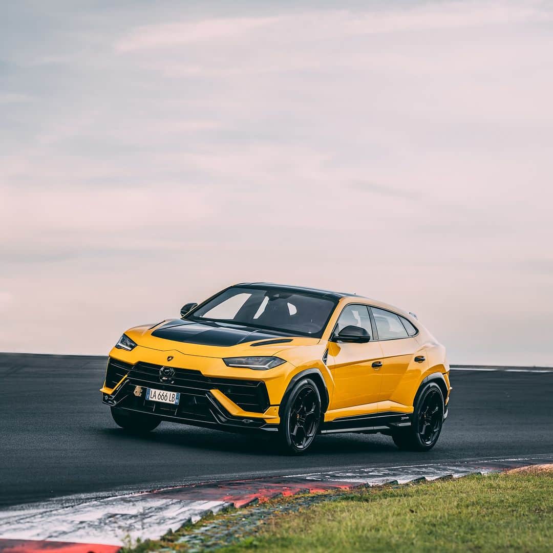 ランボルギーニのインスタグラム：「Behold Urus Performante: always ready to unleash its 666 hp on the straightway, after boldly tackling curves with its incredible grip.​  #Lamborghini #UrusPerformante #ForBarRaisersOnly  __ Urus Performante: fuel consumption combined: 14,1 l/100km (WLTP); CO2-emissions combined: 320 g/km (WLTP)」