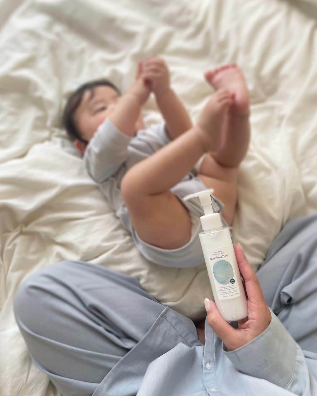 のインスタグラム：「息子くんのモチ肌はこれで❤︎  @babubabu.store  モイスチャージェルマシュマロ  恐らくママさん知ってる方多いと思う、 助産師HISAKO @babubabu_org さんが プロデュースされてるんだって😳✨ 妊娠中YouTubeのチャンネルめちゃめちゃ見てた✨  サラッとしたテクスチャーで 伸びがすごく良いから、 お風呂上がりにバーって光の速さで塗れるし しっとり具合がほんとにすごくてびっくりした！  我が家は娘も息子も私も← 代々乾燥肌なの😂 息子に塗るついでに気になるところ保湿してる🙏✨  引き続きお世話になります❤︎ ストーリーにリンク貼るね❤︎  #ばぶばぶストア#PR#モイスチャージェルマシュマロ#助産師hisako#marshmellow親子で使える保湿料#mamagirl#ママリ#コドモノ#赤ちゃんがいる生活#赤ちゃんのいる暮らし#0歳児ママ#子供のいる暮らし#子供のスキンケア#スキンケア#親子で#親子で使える#赤ちゃん#男の子ママ#2人目育児#赤ちゃんあるある」