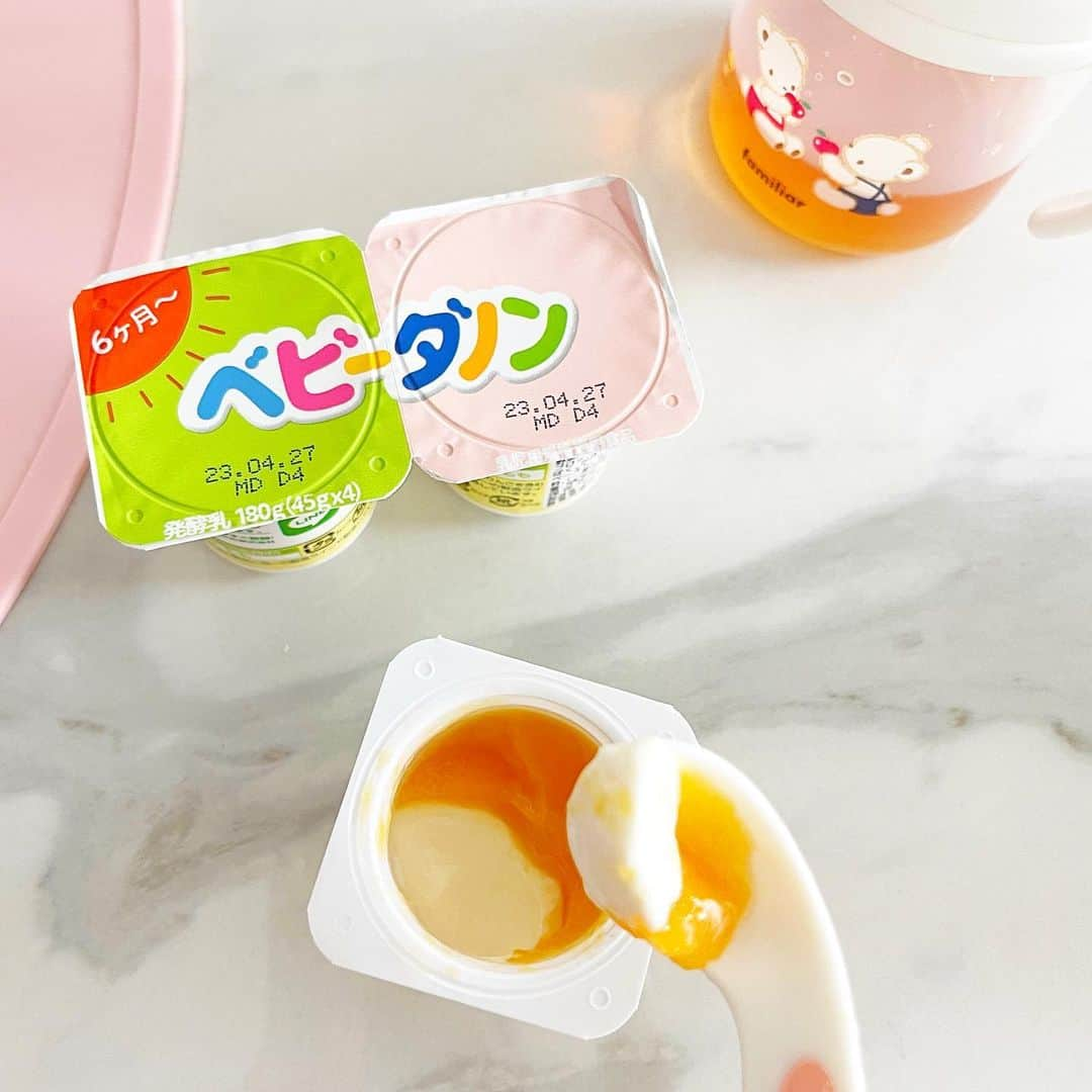 ririiiiii58さんのインスタグラム写真 - (ririiiiii58Instagram)「🥣‪𓂃 𓈒𓏸◌‬  #ベビーダノン @babydanone_petitdanone で ヨーグルトデビューしました♩  赤ちゃんのことを考えて選び抜かれた 栄養素・乳酸菌が入っているので安心なのと、 ❛プレーン❜には食事から摂る必要のあるカルシウムに加え、 生後6ヶ月から不足しがちと言われている ビタンミンDと鉄が混ぜ込まれているのが決め手でしたᵕ̈  ❛もも＆緑黄色野菜❜には野菜ソースや果物ピューレが入って 次女もパクパク♡⸝⸝‪ ちょーだいちょーだい言うて パッケージごと食べる始末𓃟⋆⋆♥  #PR#離乳期#離乳食#離乳食記録#おやつタイム#ベビーおやつ#ベビーヨーグルト#生後10ヶ月#10ヶ月ベビー#carotokyo#リボンクリップ#familiar#ファミリア#お食事エプロン#ベビーエプロン#stokketripptrapp#ストッケトリップトラップ#ベビーチェア#4人目育児」4月20日 17時05分 - ririiiiii58