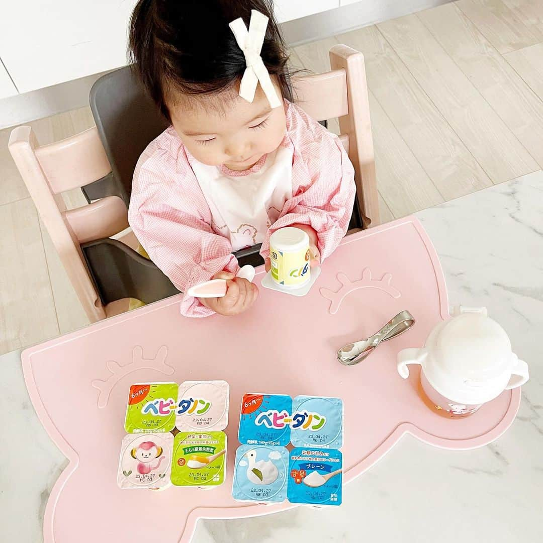 ririiiiii58さんのインスタグラム写真 - (ririiiiii58Instagram)「🥣‪𓂃 𓈒𓏸◌‬  #ベビーダノン @babydanone_petitdanone で ヨーグルトデビューしました♩  赤ちゃんのことを考えて選び抜かれた 栄養素・乳酸菌が入っているので安心なのと、 ❛プレーン❜には食事から摂る必要のあるカルシウムに加え、 生後6ヶ月から不足しがちと言われている ビタンミンDと鉄が混ぜ込まれているのが決め手でしたᵕ̈  ❛もも＆緑黄色野菜❜には野菜ソースや果物ピューレが入って 次女もパクパク♡⸝⸝‪ ちょーだいちょーだい言うて パッケージごと食べる始末𓃟⋆⋆♥  #PR#離乳期#離乳食#離乳食記録#おやつタイム#ベビーおやつ#ベビーヨーグルト#生後10ヶ月#10ヶ月ベビー#carotokyo#リボンクリップ#familiar#ファミリア#お食事エプロン#ベビーエプロン#stokketripptrapp#ストッケトリップトラップ#ベビーチェア#4人目育児」4月20日 17時05分 - ririiiiii58