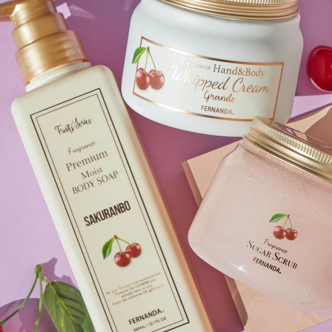 FERNANDAのインスタグラム：「▶︎𝑺𝒂𝒌𝒖𝒓𝒂𝒏𝒃𝒐 𝒄𝒐𝒍𝒍𝒆𝒄𝒕𝒊𝒐𝒏  フェルナンダ人気のフルーツシリーズより 100%ヴィーガン処方・自然由来成分の香料原料を配合した「サクランボコレクション」が直営店舗、フェルナンダ公式オンラインストア、で好評発売中🍒𓈒𓏸  ◆───────────────────  ・プレミアムボディソープ ¥3.300(tax in)  ・シュガースクラブ ¥3.960(tax in)  ・ホイップクリーム ¥3.740(tax in)  ───────────────────◆  春らしく優しいさくらんぼの香りを お楽しみください🍒´-  #FERNANDA #フェルナンダ #サスティナブル  #アップサイクル #香水 #fragrance #さくらんぼ #さくらんぼの香り #サクランボ #フルーツ #ボディケア #スクラブ #ボディソープ」