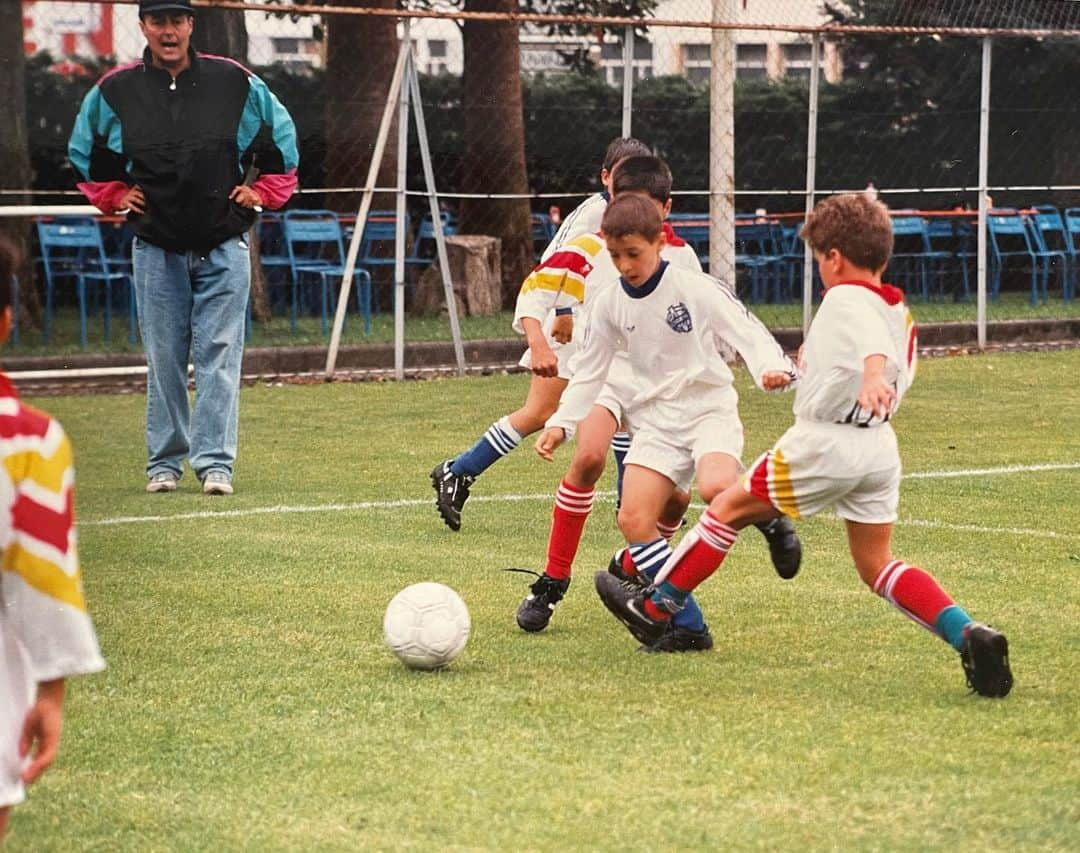 マチュー・フラミニさんのインスタグラム写真 - (マチュー・フラミニInstagram)「If someone had told this kid at age 5 he’d live his dream as a professional footballer and now be CEO of a biochemicals company I don’t think I’d believe them…  My first passion has always been football, but having seen firsthand the negative impacts we are having on our planet during my childhood, I think I always knew there was another challenge much bigger than me we needed to address…chemical pollution.🌍  Was great to sit down with @theathleticfc to talk about how I went from an energetic kid on my local Marseille youth team to CEO of GFBiochemicals — covering everything that came in-between, and everything we still have left to achieve. 💪  #ligue1 #premierleague #seriea #sustainability #football #passion」4月20日 17時17分 - mathieuflamini