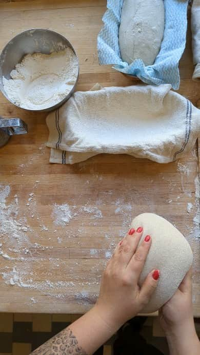 Monika Waleckaのインスタグラム：「Shaping around ;)  #sourdough  #handwerk  #artisanal」