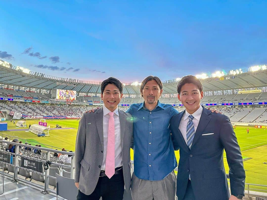 酒主義久のインスタグラム：「昨日はサッカー⚽️ルヴァンカップ　FC東京対ガンバ大阪の中継でした！  解説の鈴木隆行さん、ピッチリポートの堀池と…なんかいい感じの写真、いい写です！  #フジテレビ #アナウンサー #サッカー #soccer #jリーグ #jleague #ルヴァンカップ #fc東京 #ガンバ大阪 #鈴木隆行 さん #堀池亮介 #味の素スタジアム」