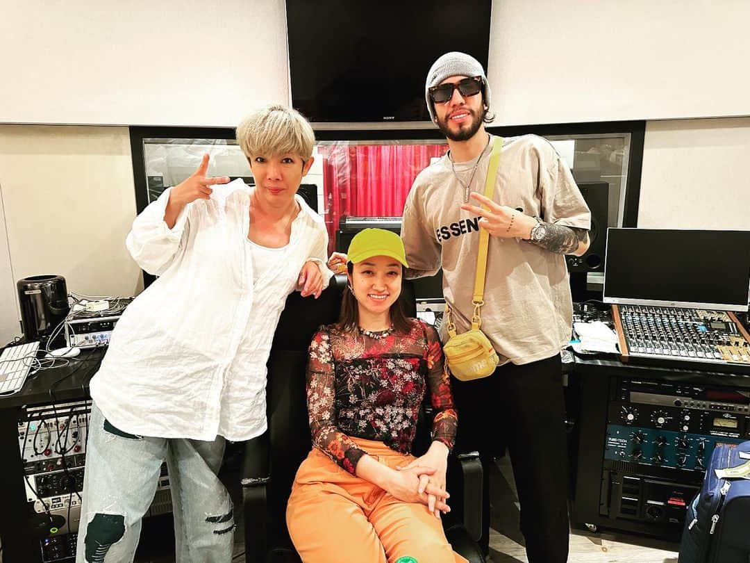のインスタグラム：「スタジオセッション✨  天下のソニー様、スタジオやもろもろありがとうございました🤩  ツグミのレゲトンフロウかっこよいし、 alenoiseビート綺麗なんだなぁ❤️‍🔥  さて今日の曲は果たして…  …  …あと、この人達とつるんでると来年あたりは南米にいそうな気がしてならない」