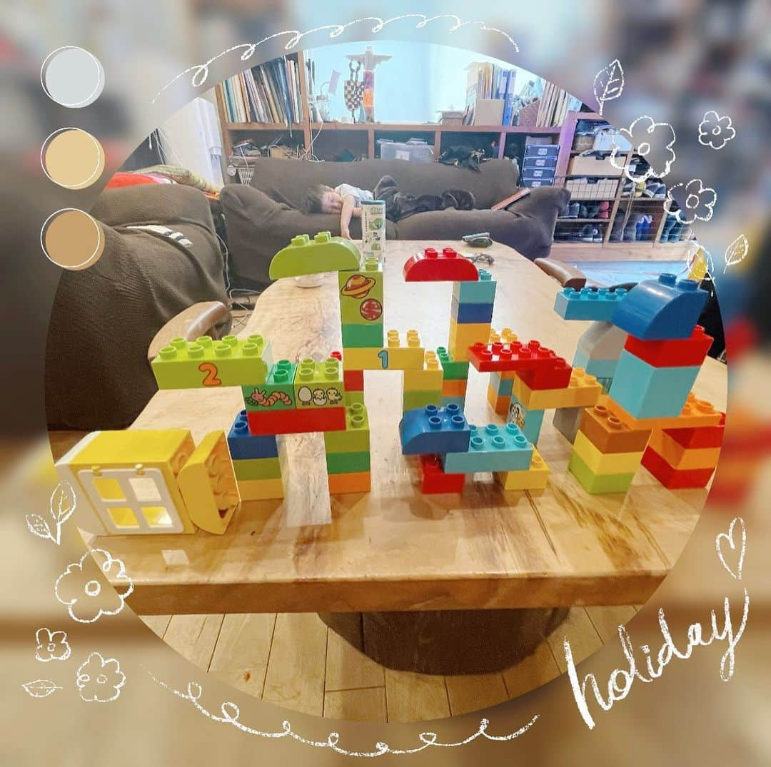 生尾佳子のインスタグラム：「どんどん上手になって来てるね〜 全部恐竜だね〜 寝ましたね〜 #lego #3さい」