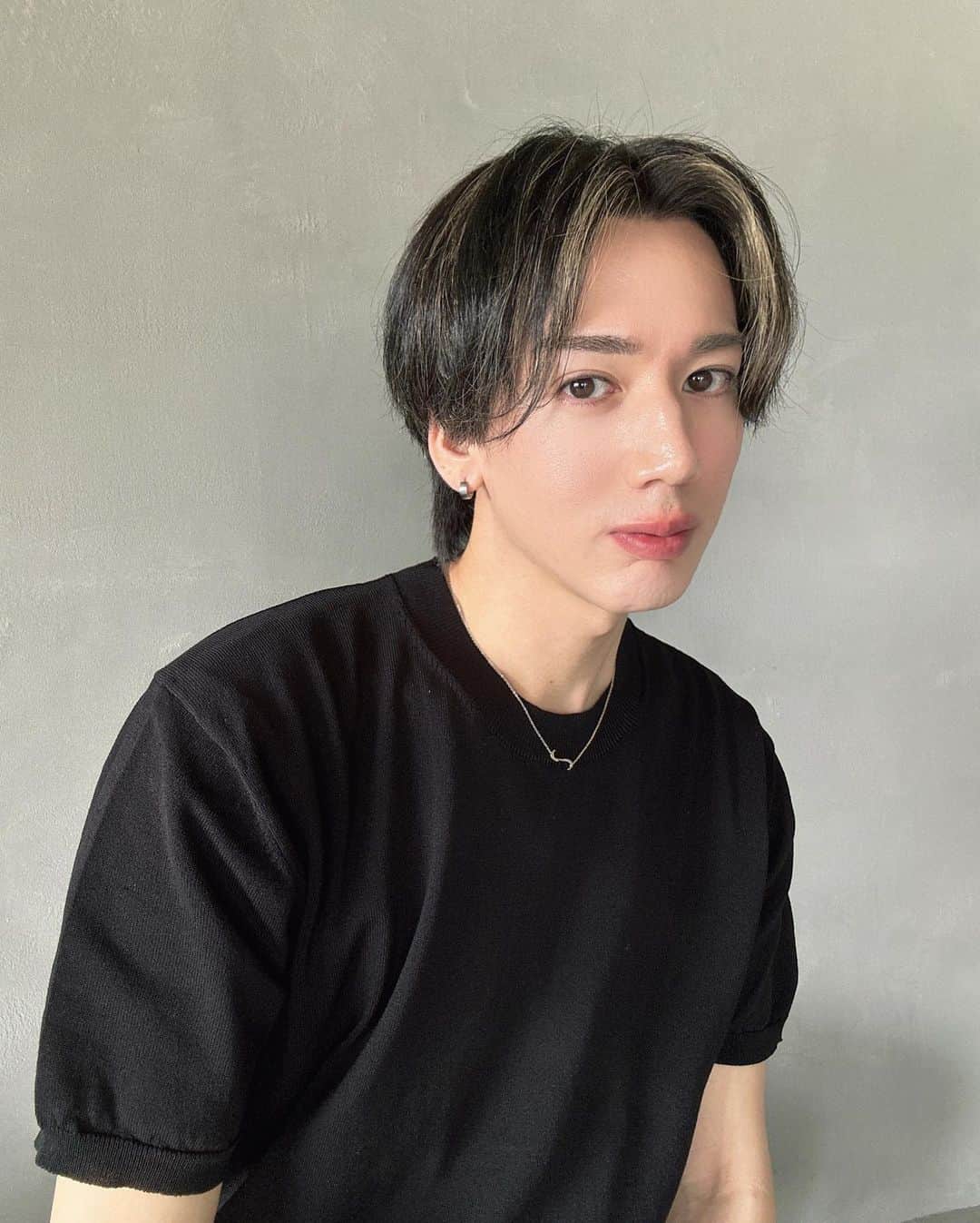 石黒慎太郎のインスタグラム：「⁡ 髪暗くしてからこっちの方がいいよって言ってくれる人多くて嬉しーーのでわかりやすく投稿頻度高めです #まるでサロモみたいな写真構図 ⁡ ネックレスはお気に入りの @sencielofficial」