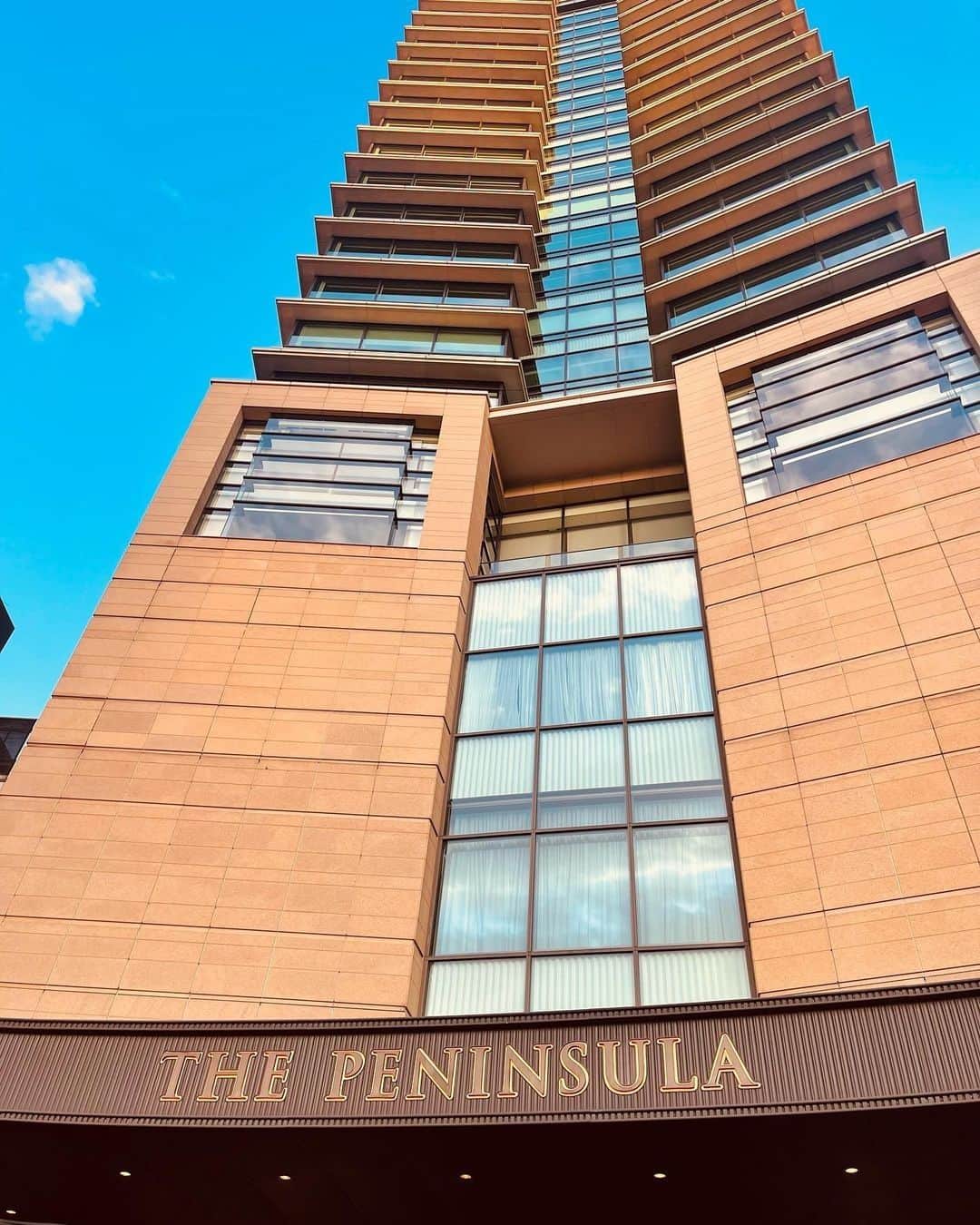 The Peninsula Tokyo/ザ・ペニンシュラ東京さんのインスタグラム写真 - (The Peninsula Tokyo/ザ・ペニンシュラ東京Instagram)「美しい春の青空をバックに、灯篭をイメージしたザ・ペニンシュラ東京の外観ショット📷。@thehotelboys 素敵なお写真をシェアしてくださりありがとうございました！  Blue skies and a stunning view over @thepeninsulatokyo . Thank you for sharing your #penmoments @thehotelboys !」4月20日 17時20分 - thepeninsulatokyo