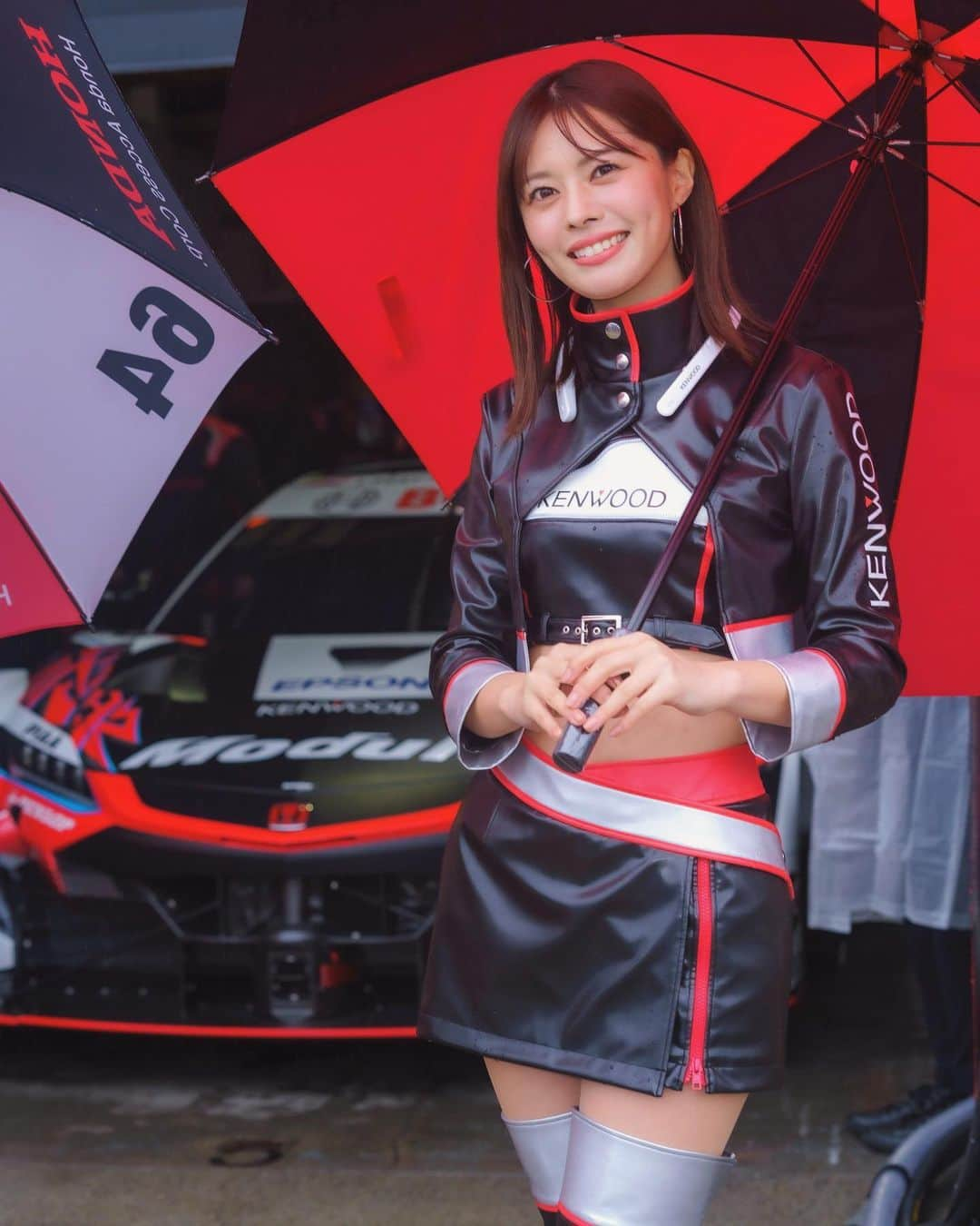 津田知美のインスタグラム：「#Modulo64 #KENWOOD . KENWOODレディコスチューム好評でうれしい〜❤️🖤  #supergt #レースクイーン」