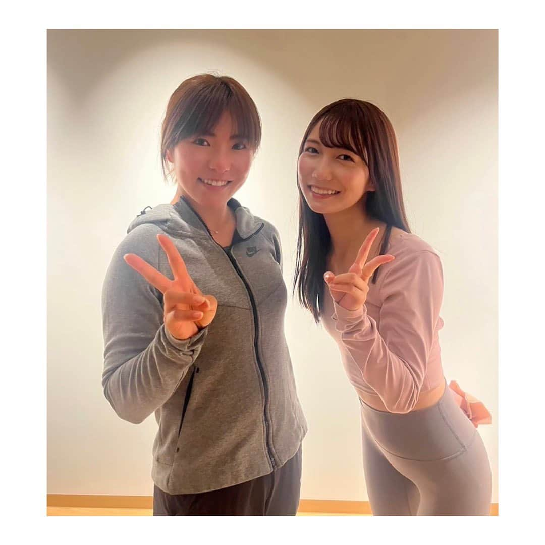 堀奈津佳さんのインスタグラム写真 - (堀奈津佳Instagram)「natsuka やっと行けた🥺　  大好きなえじちゃんがオープンさせたヨガスタジオ「hurmth」に行ってきました🧘  私が体験したのはキャンドルヨガ🕯  暗いお部屋でキャンドル光のリラックス効果をとっても感じました‼︎  また、暗さのおかげであまり部屋の中も見えないので、周りを気にせず自分なりのヨガを楽しめます☺️  終わったあと、肩の力が抜けて呼吸の深さも変わり、トレーニングとはまた違う不思議な感じがとっても心地よかったです‼︎  なにより、えじちゃんが詳しくポージングも説明してくれたおかげでヨガ初心者でも楽しめました♡  日々忙しくされてるいる方など、ゆっくり自分と向き合う時間におすすめです🥰  私もまた絶対いきます‼︎‼︎  えじちゃん、ありがとうございました😊  #えじちゃんが可愛かった #何回会ってもやっぱり緊張する #えじちゃんのもっているパワーでスタジオがとても居心地よかった #特別な時間になりました🧘‍♀️」4月20日 17時23分 - natsuka_hori