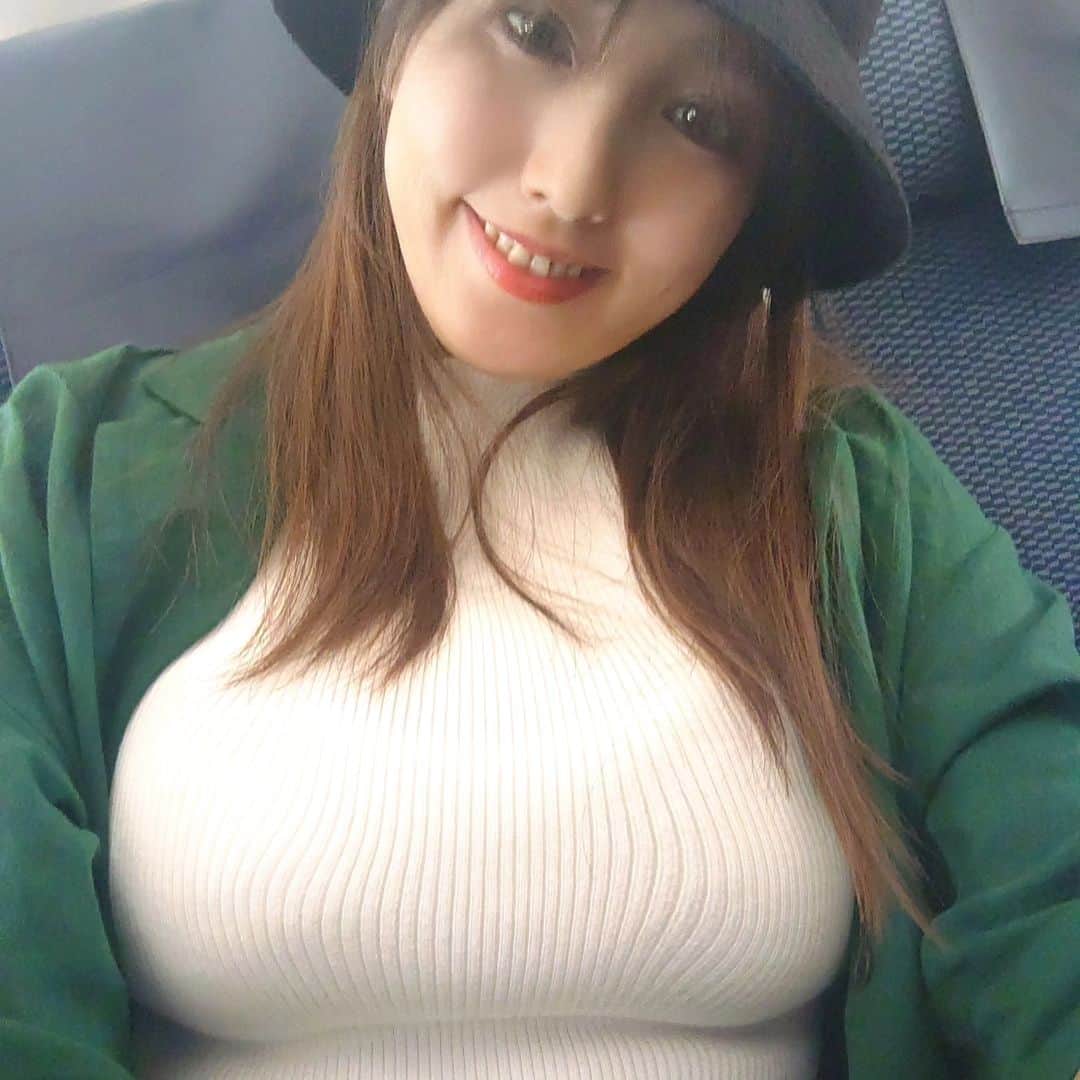 日里麻美のインスタグラム：「* 飛行機でも圧を主張  里帰りしてきました  飛行機が 105分遅れて 待ち疲れ  でも、楽しい一週間だったなー♥♥  私はまだ、東京で楽しみます みんな、相手してくれてありがとうね また、会う日まで  * *  【販売中】 💠抑えきれない胸の鼓動　DVD & Blu-ray Amazonなどで購入できます 💠グラビア学園　グラビア動画&デジタル写真集　Amazon、DMMで購入できます  【TV、Web】 💠さまぁ～ずチャンネル　『訳あり女』『アシスタントオーディション』  💠YouTube　『ひさっちゃんねる』で検索  💠チョコブラABEMA限定動画  💠Abema「BAZOOKA!!!」#12  【イベント】 💠5/13  まーすた下北沢店🀄 💠5/26 まーすた王子店🀄 * * ** #乳圧女  #着衣でも主張　#ヒサグラ #37歳グラビア #おっぱいの大きいお姉さんは好きですか #hisato　 #圧撮り」