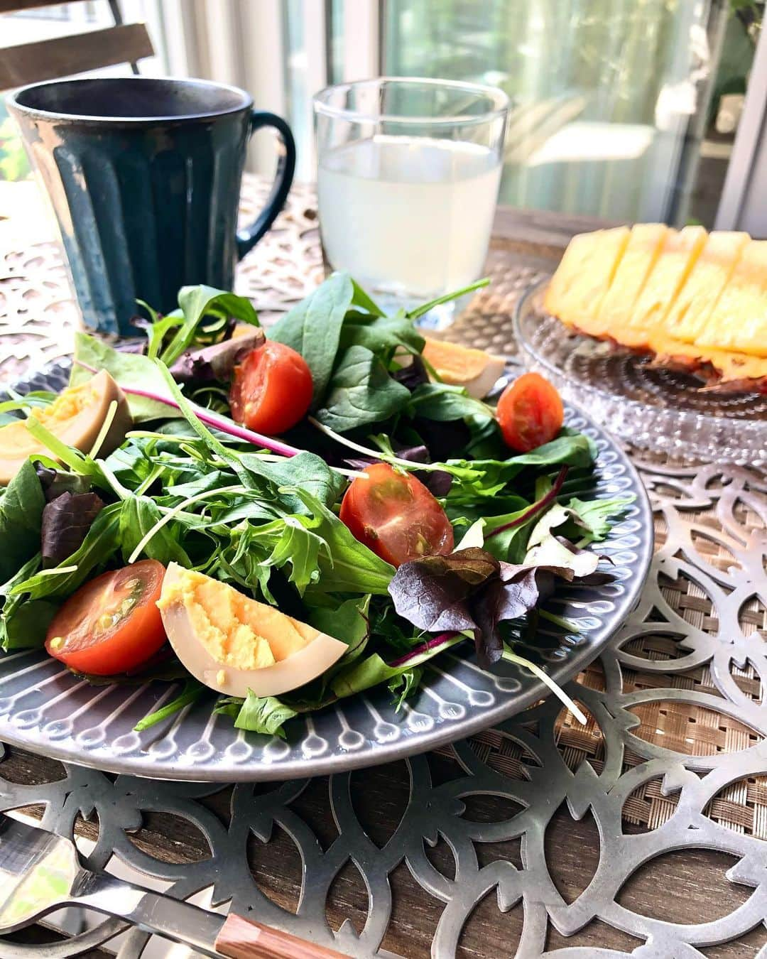 福田友理子のインスタグラム：「* * 朝食🍽🥗 * おいしいパイナップルをゲットしたので🍍🍍🍍 * テラスが気持ちいい季節になってきましたね✨ * * * #morning #breakfast #branch #lunch #pinapple #saland #🍽 #🥗 #🍍 #🇯🇵 #☕️ #🍹#😋 #yummy」