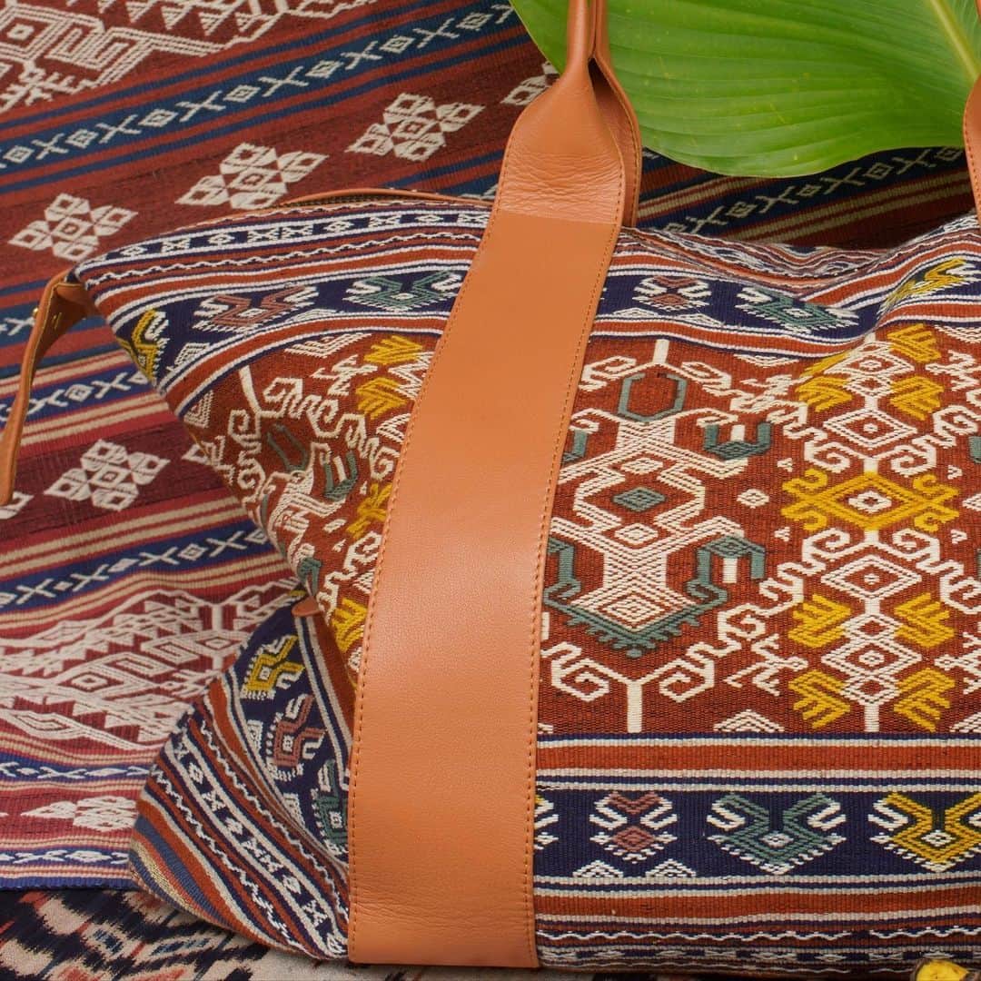 ベックスロックスさんのインスタグラム写真 - (ベックスロックスInstagram)「The Patola weekender ⚡️✨  Hand loomed and naturally dyed with up-cycled leather, re adjustable so you can use it for long weekends or as an everyday piece.   This Pahikung textile is called the Patola, a flower pattern that has travelled in threads and silks across south east Asia. Traditionally worn by the noble of the eastern communities of Sumba.  The motif symbolises #elegance and #knowledge.   Preserving ancestral craftsmanship through a new lens.   💡 Preserving ancestral craftsmanship helps to support local communities and economies. Each piece is unique using high-quality materials that cannot be replicated by mass-produced items.   Our mission is to celebrate a culture of craftsmanship and encourage people to value and appreciate quality over quantity.  Every piece we make is shipped with book on each communities cultural heritage.   The Art Of Slow, Artisanal Luxury.   To learn more contact us directly.   #TheArtOfSlow #artisanalluxury #sustainableluxury #travelwithapurpose  #weekender  #artisanmade #indigenousart  #luxurybags  #oneofakindbag  #conciousfashion」4月20日 17時30分 - rcollectivestudio
