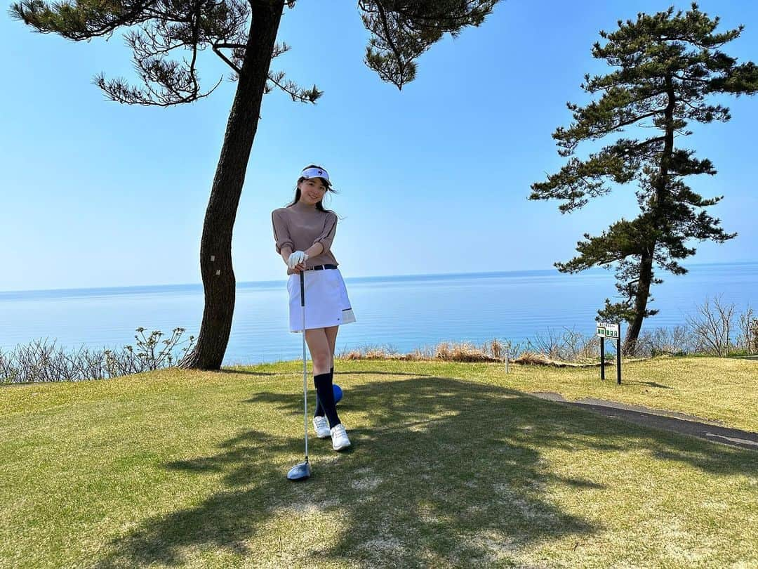 今井美穂のインスタグラム：「⁡ 初めてお伺いした 柏崎カントリークラブが絶景すぎました🥹🏝✨ ⁡ 今日はとっても天気良くて 波もめちゃくちゃ穏やかな日本海の景色が 広がってました🙌✨⛳️ ⁡ 海風も気持ち良い〜💓 ⁡ 腕前もアドバイスを沢山頂きながら 徐々に成長中かな🤣👍 ⁡ 今年の目標は現実的に110を切ることです笑 ⁡ 新潟は素敵なコースが沢山あるなぁ🥹 ⁡ ⁡ #初心者ゴルフ #柏崎カントリークラブ #ゴルフ女子」