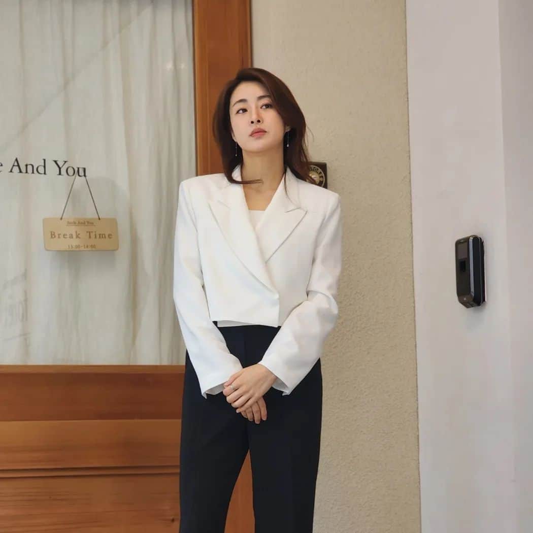 カン・ソラのインスタグラム：「사장님느낌으로...  Like a CEO」