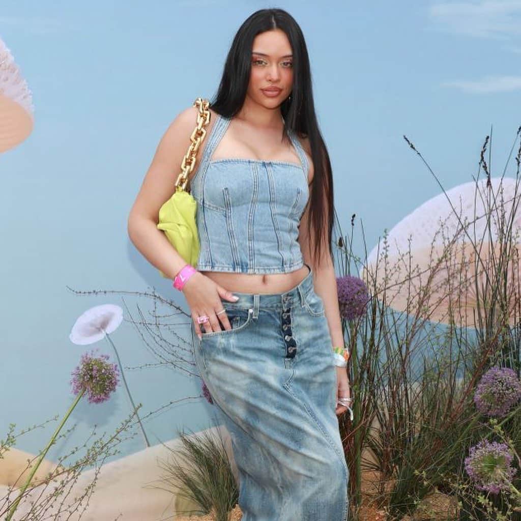 ELLE girl JAPANさんのインスタグラム写真 - (ELLE girl JAPANInstagram)「【コーチェラ2023】海外セレブ＆インフルエンサーのフェスコーデ🌻🎈  音楽フェス「コーチェラ・フェスティバル」が開幕🎉現地時間2023年4月14日（金）～4月16日（日）、4月21日（金）～4月23日（日）の2週にわたって開催される同フェスには、海外セレブやインフルエンサーも気合の入った華やかなコーディネートで来場😎夏フェスの参考にしたい、来場者のコーデSNAPを一挙お届け！  📷Getty Images  #coachella #coachellaoutfit #coachellastyle #coachella2023 #festivalfashion #海外ガール #海外セレブ #海外セレブファッション #海外ファッション #コーチェラ #フェスコーデ #フェスファッション #ストリートスナップ #海外ストリートファッション #夏フェス #夏フェスコーデ #ellegirlfashion #ellegirluni」4月20日 18時10分 - ellegirl_jp