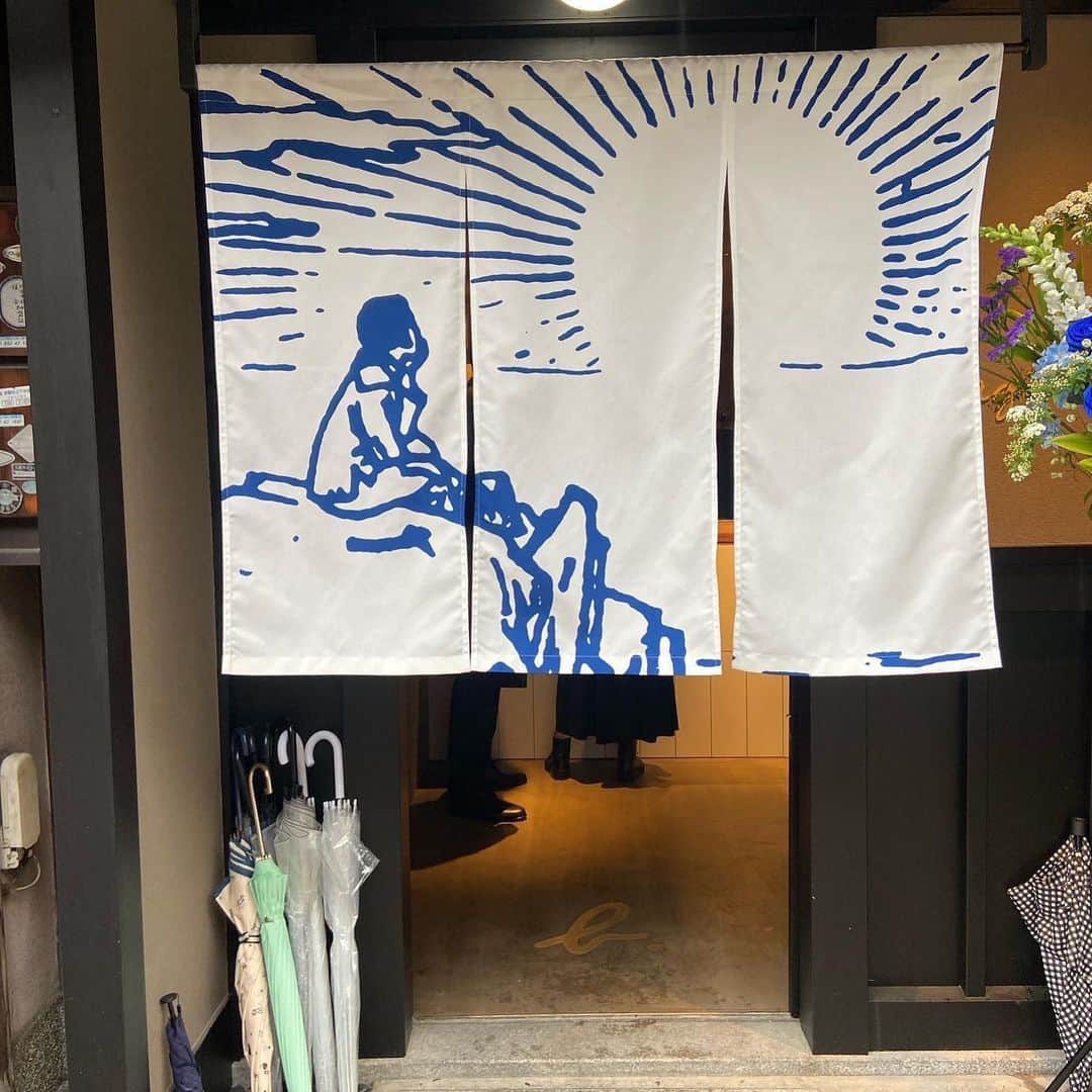 isutaさんのインスタグラム写真 - (isutaInstagram)「京都観光の人気エリア“祇園”に、 agnès b.（アニエスべー）」の新たなコンセプトショップがオープン！  町屋を一軒丸ごと改築したというショップは、入り口から古都らしい趣たっぷりの佇まい。  デザイナーの柳原照弘さんが手がける同ショップは、1階がカフェ、2階が展示・販売スペースになっているよ✨  「1616 / arita japan」とアニエスベーのコラボレーションによる、オリジナルカップ＆ソーサーも展示販売されているから、お土産として購入するのも素敵だね♡  オープン直後の今、早めに足を運んでチェックしておきましょ！  @agnesb_cafe  photo by  @ydsmr0 @_sky18  ✄-----------------------✄  姉妹アカウント @i_am_isuta も更新中  isuta編集部の日常のひとコマや 取材の最新レポを発信しているよ✍️˖°  ほかにも、エディターが気になる カフェやファッション、コスメをご紹介.・* ぜひフォローしてね🕊️  ✄-----------------------✄  #isuta #isutapic #isutacafe  #京都 #京都グルメ #京都ランチ  #京都カフェ #京都観光 #京都旅行  #京都モーニング #京都スイーツ #祇園  #祇園グルメ #祇園カフェ #祇園ランチ  #祇園カフェ巡り #京都カフェ巡り  #京都カフェ部 #京都カフェランチ  #アニエスべーカフェ #アニエスベー  #agnesb #agnesbcafe #agnèsb  #京都旅 #カフェ巡り #カフェ部  #カフェ活 #カフェタイム #カフェスタグラム」4月20日 18時55分 - isuta_jp
