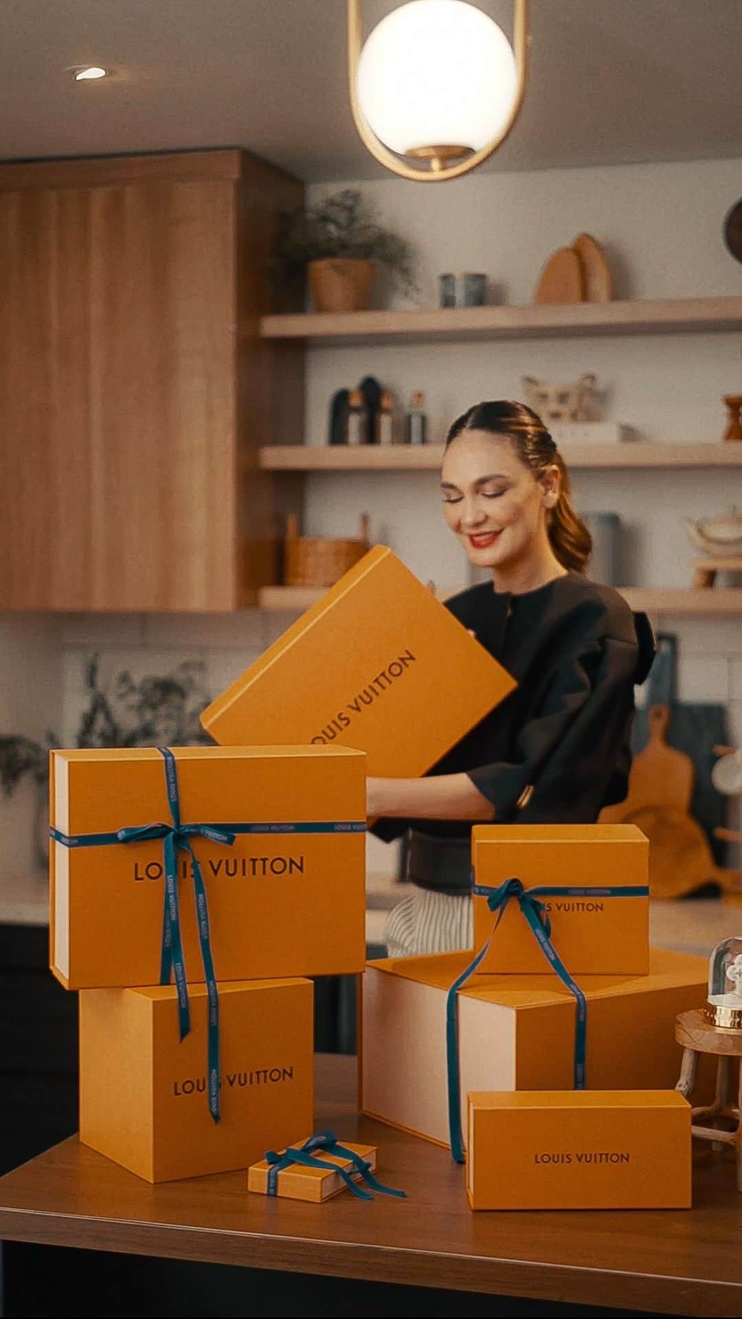 ルナ・マヤのインスタグラム：「busy day before the holidaysss ✨  Thankful for the new Louis Vuitton Indonesian website which is now available in Bahasa! i can get all of my favorite products and its one call away to the LV Indonesia Client Services @louisvuitton」