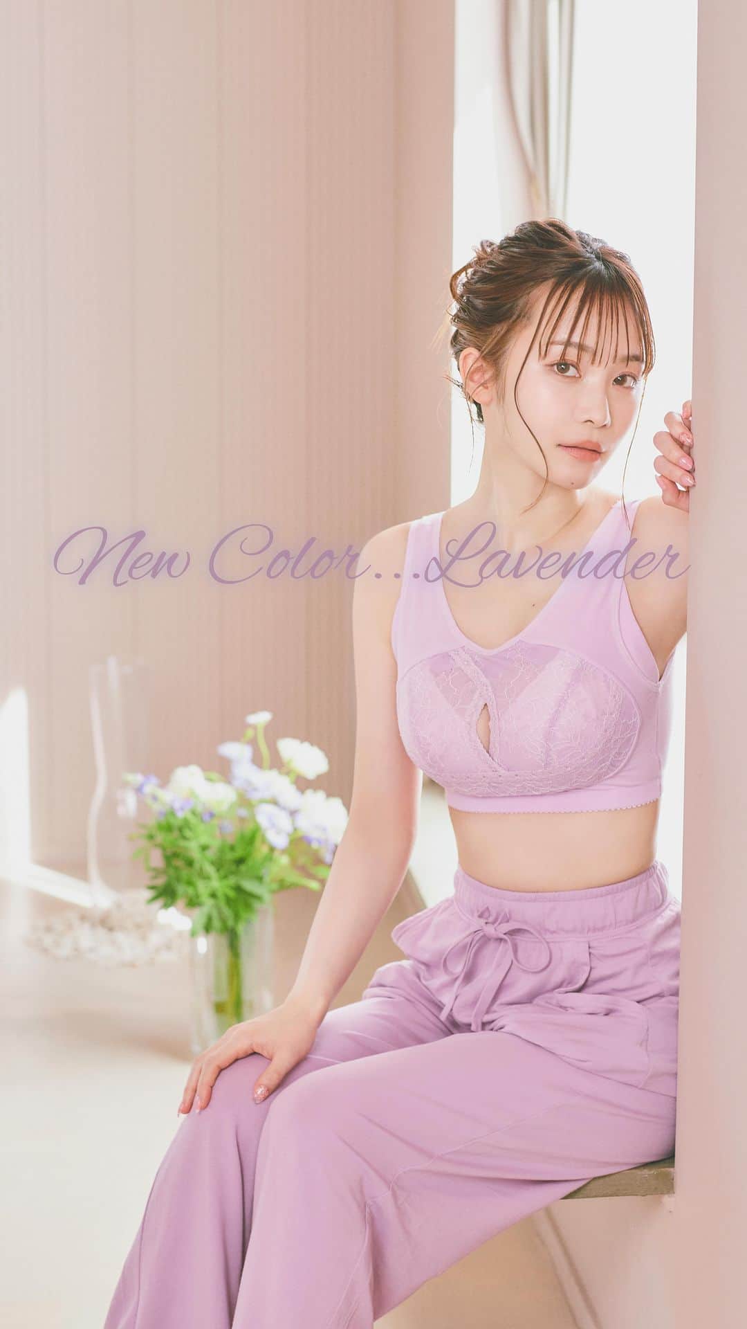 さくまみおのインスタグラム：「またリール作ってみた！今回はエフェクトいっぱい入れてみたけど…見にくい？笑 編集って難しい😂けど面白い(꜆꜄•ω•)꜆꜄꜆💻ｶﾀｶﾀ  ■4月21日(金)19:30〜ラベンダー再販💜 miour公式サイトにて購入できます🛒 ( @miour_official のﾌﾟﾛﾌｨｰﾙから飛べます🕊)  19:00〜は初のコラボインスタLIVEもあるのでお楽しみに🥰🥰  #miour #ナイトブラ #新色 #ラベンダー #エッセンシャルナイトブラ #みんなで作るナイトブラ #美胸 #ボディメイク #美ボディ研究部」