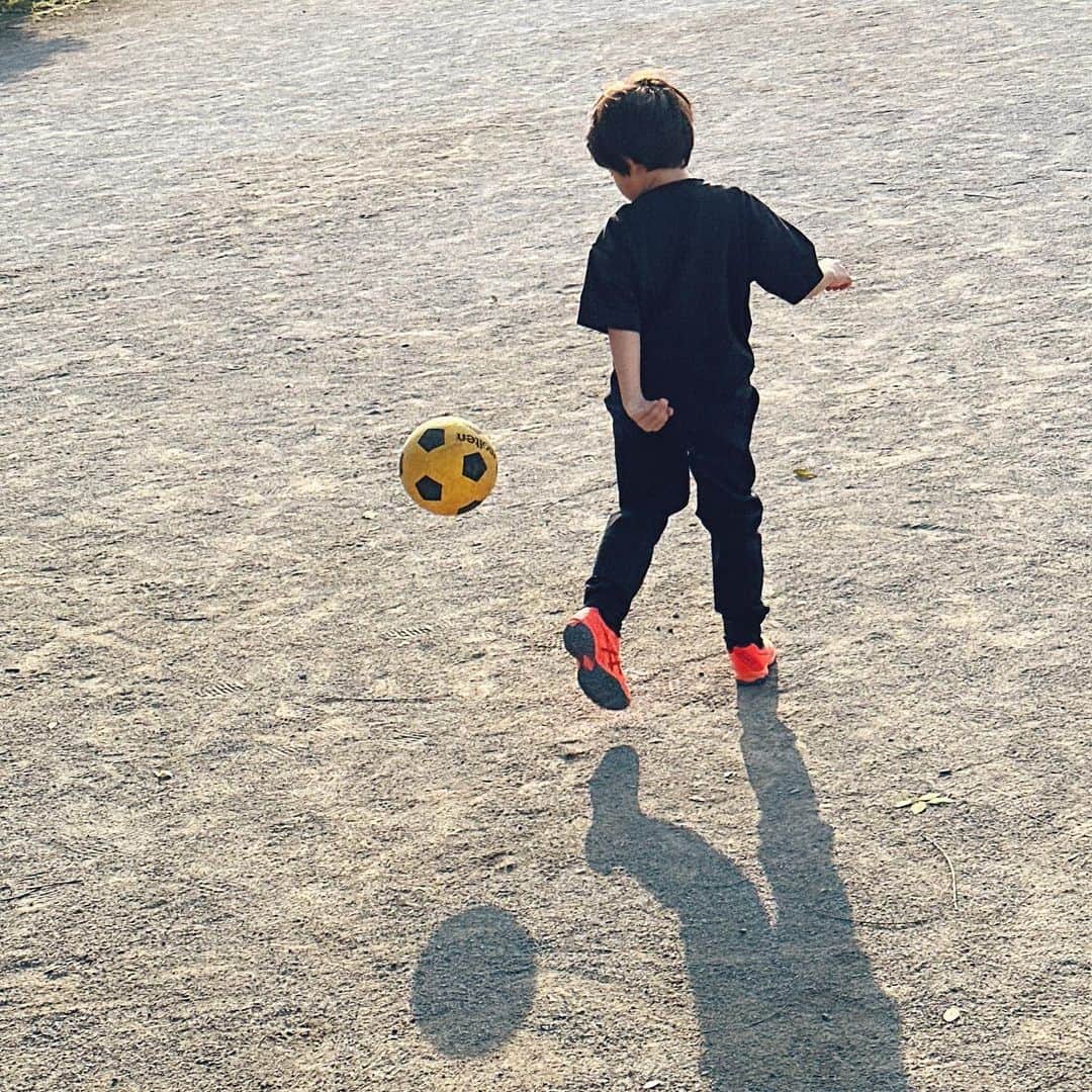 himecyanのインスタグラム：「毎日暇さえあれば、家でも外でもサッカーしてる⚽️ 40歳の大きな長男含め、我が家の男子たちはなぜ家で球技をやるんだろう？  #サッカー少年  #メッシ大好きな息子」
