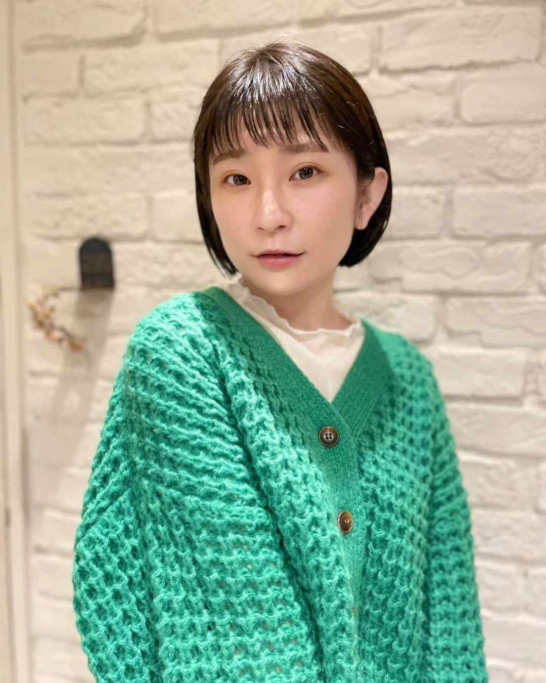 小俣里奈さんのインスタグラム写真 - (小俣里奈Instagram)「前回髪の毛綺麗にしてもらったときの📷 花粉症で目がかゆすぎたのが、 前髪眉上にしてもらったらめっちゃ改善されました。笑  最近はあったかくなってきてなんだか空気がほわほわしてますね😊🌷  #drop #drop表参道  #hairsalondrop  #hairstyle #haircolor  #haircut #bangs  #shortbangs  #shorthair #minibob #green  #spring  #cordinate  #model  #actress  #ミニボブ　#ショートボブ　#眉上バング  #小俣里奈　#omatarina」4月20日 17時43分 - omatarina