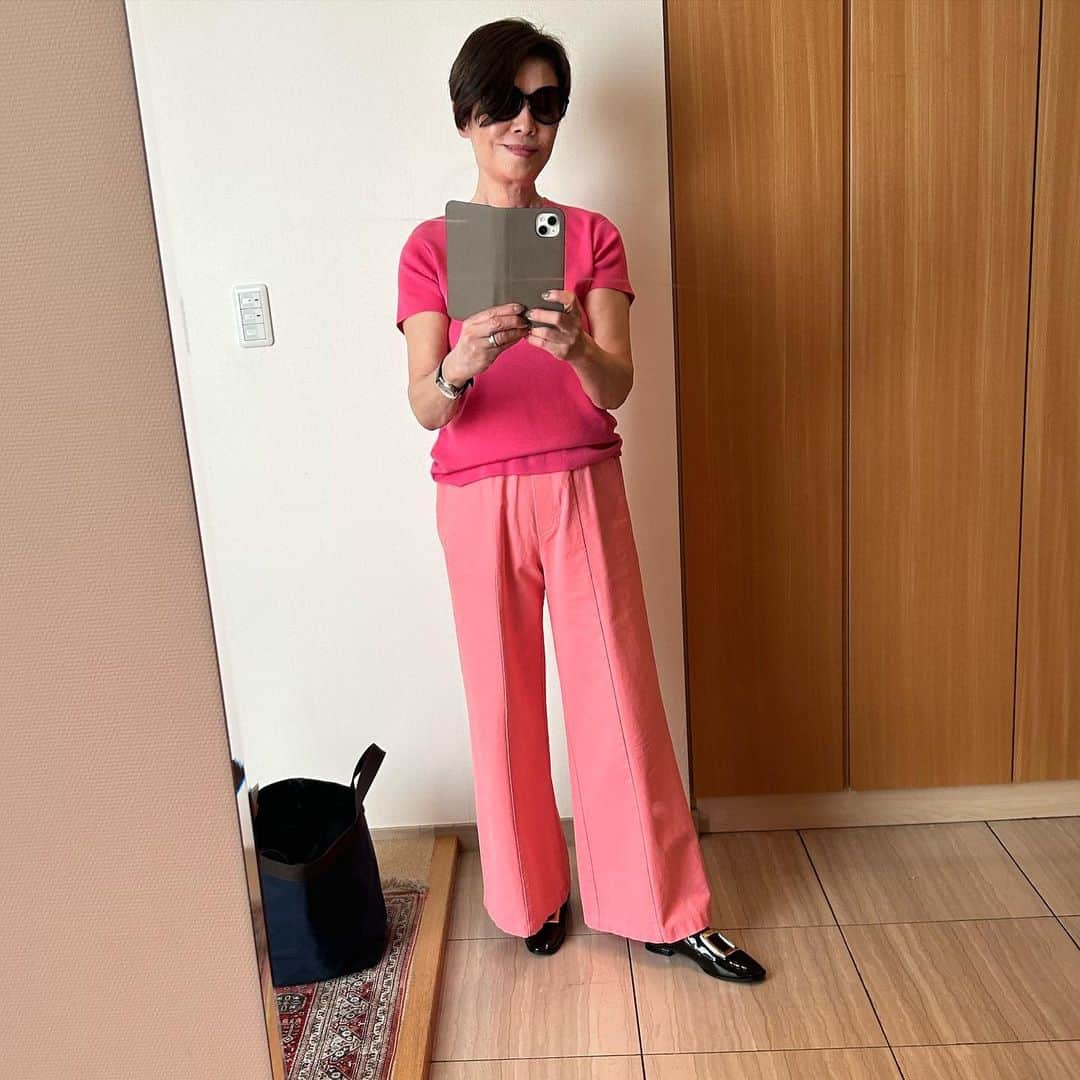 安藤優子さんのインスタグラム写真 - (安藤優子Instagram)「ピンクな気分！  仕事に行ってきます！  東京は夏日です。  ので、ピンクな気分で出かけます！  ピンクのサマーニットは#マカフィー です。  では行ってきます‼️  #フレンチブルドッグ  #安藤優子」4月20日 17時43分 - yukoando0203