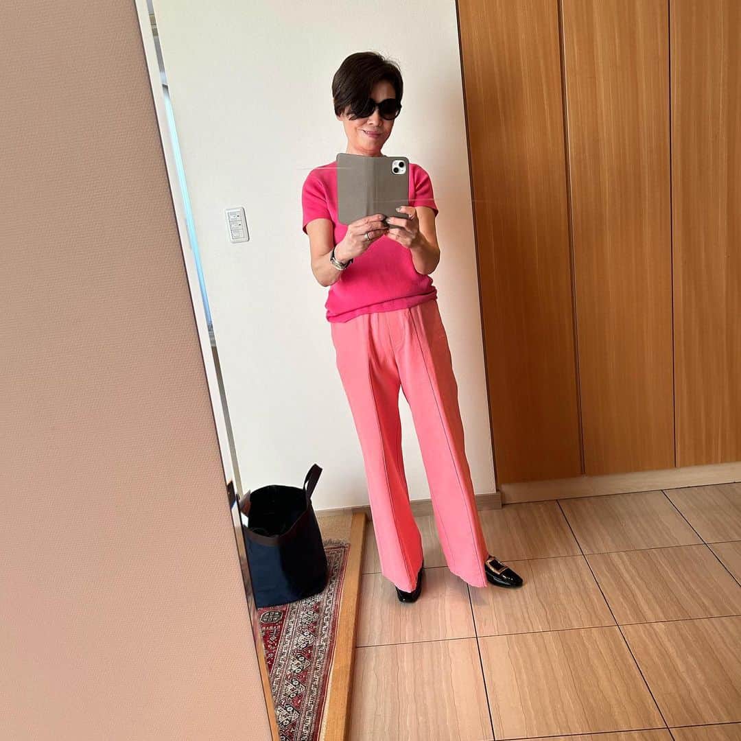 安藤優子さんのインスタグラム写真 - (安藤優子Instagram)「ピンクな気分！  仕事に行ってきます！  東京は夏日です。  ので、ピンクな気分で出かけます！  ピンクのサマーニットは#マカフィー です。  では行ってきます‼️  #フレンチブルドッグ  #安藤優子」4月20日 17時43分 - yukoando0203