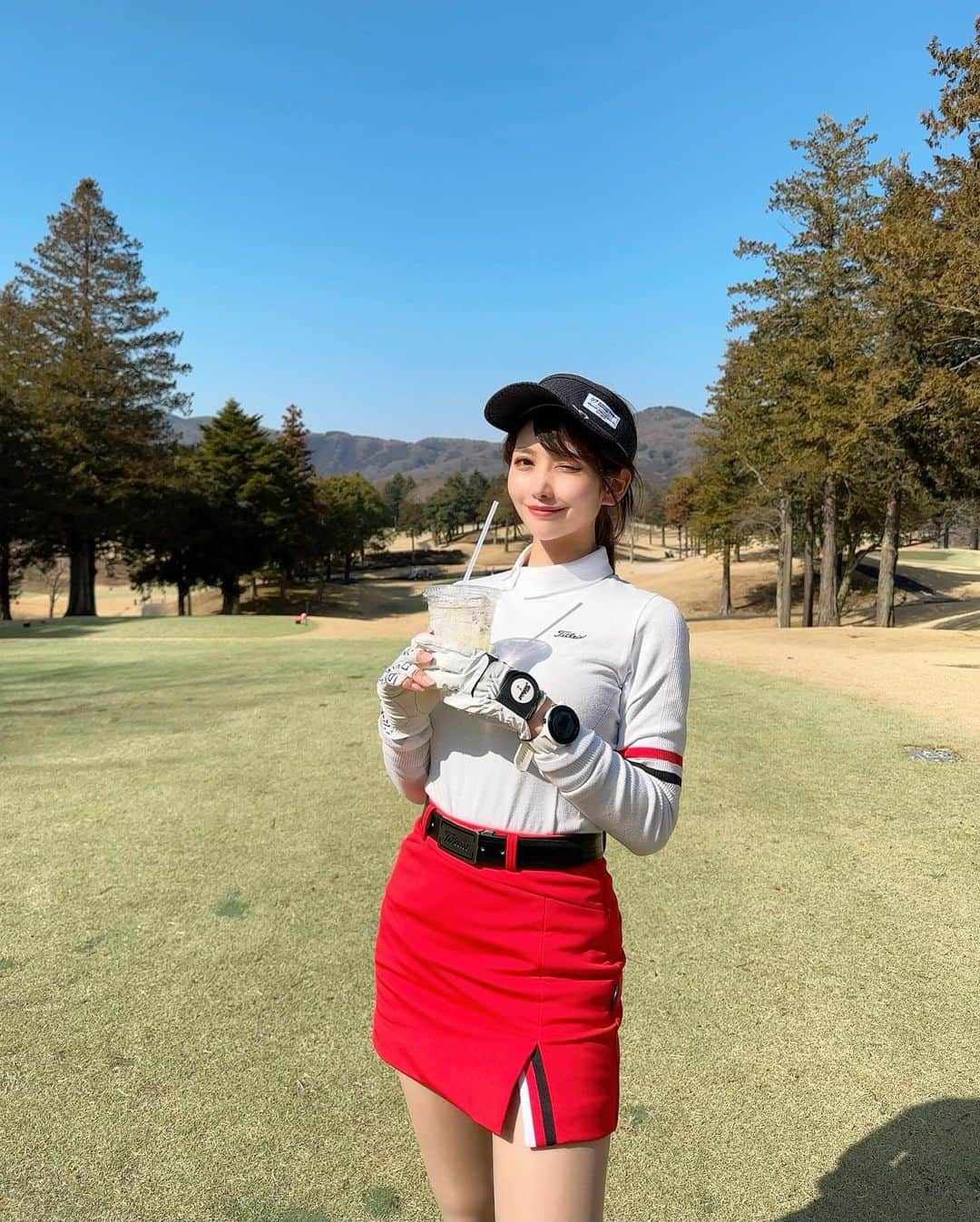 MAYUさんのインスタグラム写真 - (MAYUInstagram)「. お気に入りの紅白ウェア ❤️🤍 @titleist_korea  . 売店で売ってるリンゴ酢ドリンク🥤🍎 疲れた時ってすっぱいものが身体に染みる〜🍎 . 疲れてなくても私はすっぱいもの好きだけどね🥺✌🏻 . . #ゴルフ女子#ゴルフ#ゴルフウェア#ゴルフコーデ#ゴルフファッション#タイトリスト#千代田カントリークラブ#golf#golfwear#golfaddict#golflife#golfstagram#golfclub#golfcourse#golfday#titleist#titleistkorea」4月20日 17時43分 - mayu.kina_golf