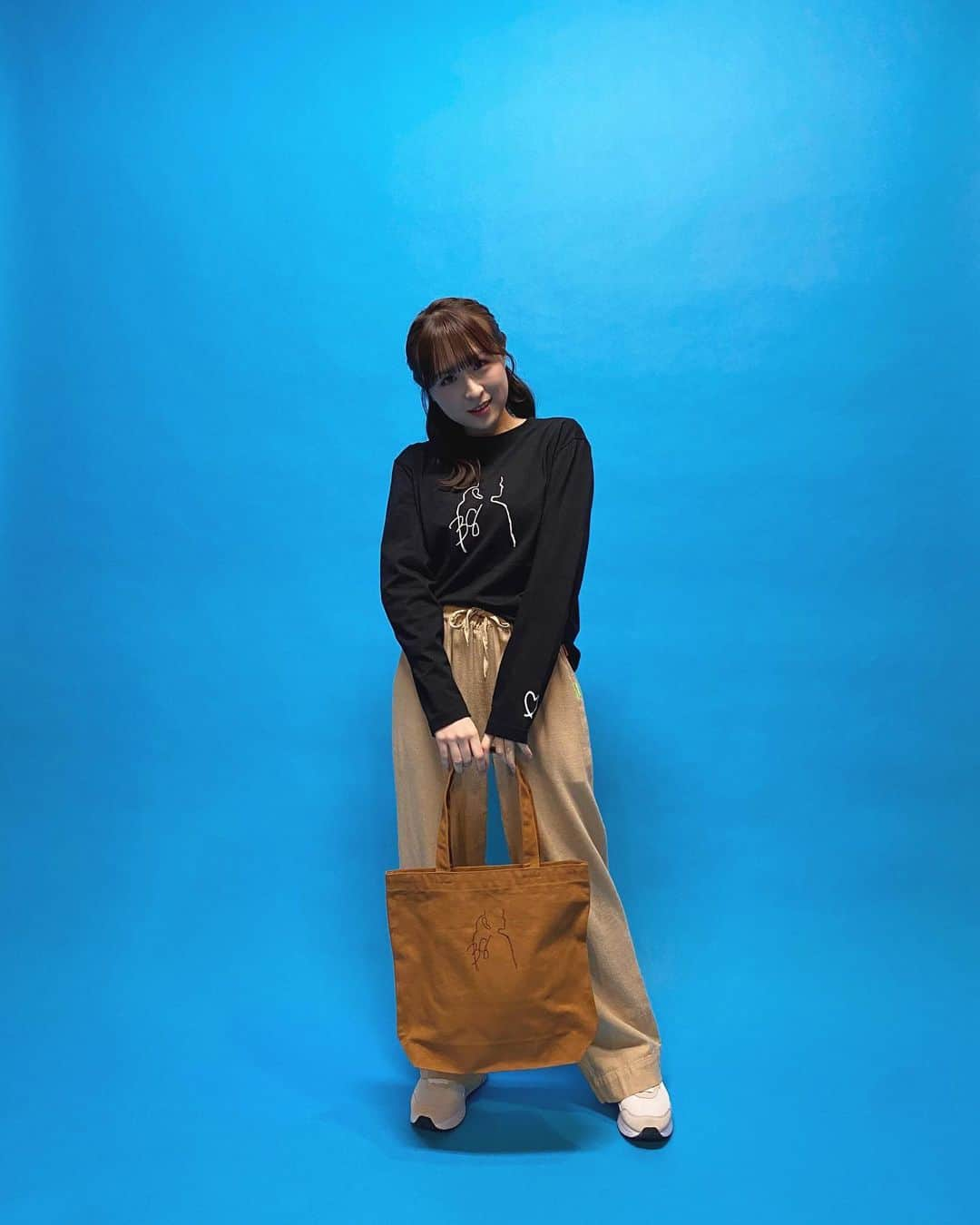 川本紗矢のインスタグラム：「👕👜  LIVERTINE AGEさんとのコラボアイテムが 本日17:00より受注開始しました！  ロンT＆トートバッグ、それぞれ カラーも5色ずつあります！☺︎ たくさん着て、使ってくれたら とっても嬉しいです🥰🫶  (ストーリーにURL載せます！)  @livertine_age」