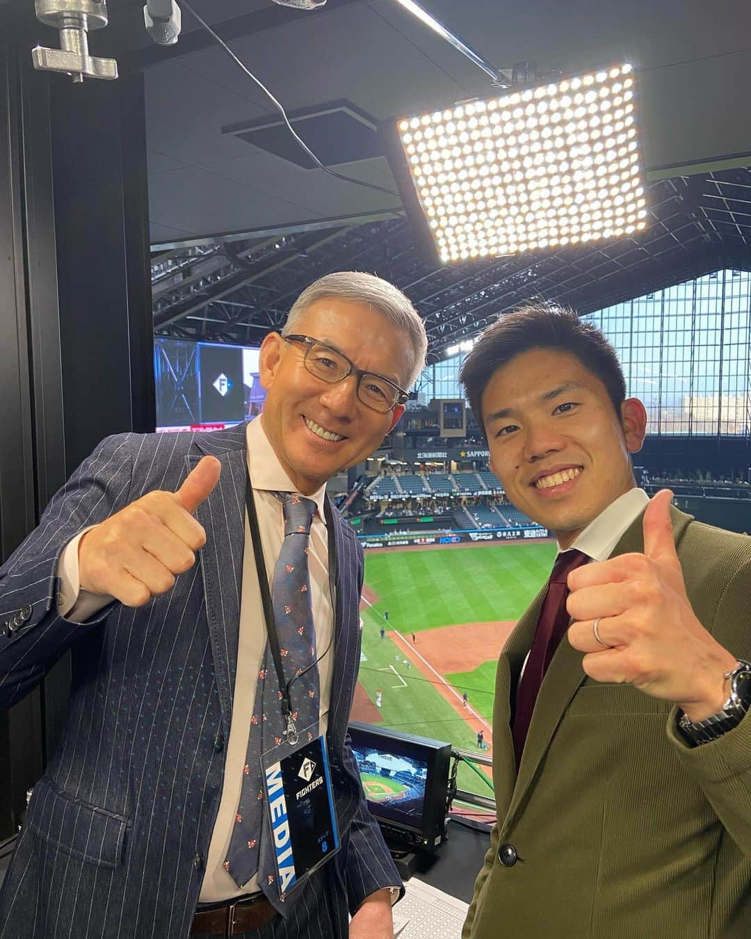 五十幡裕介のインスタグラム：「エスコンフィールドから、 ファイターズvsマリーンズの試合を生中継⚾️ 解説は、野球日本代表侍ジャパンのヘッドコーチとして、 WBC優勝に輝いた白井一幸さんです！  マリーンズの3連勝か、ファイターズの連敗ストップか。 是非観て下さい！  【番組情報】※BS朝日 「スーパーベースボール 日本ハムvsロッテ」 このあと20日(木)午後6時00分から エスコンフィールド Hokkaidoより生中継！ 解説：白井一幸、実況：五十幡裕介  #エスコンフィールド #北海道 #Hokkaido #北広島 #新球場 #BS朝日 #生中継 #北海道日本ハムファイターズ #日本ハム #ファイターズ #千葉ロッテマリーンズ #千葉 #ロッテ #マリーンズ #先発 #鈴木健矢 投手 #メルセデス 投手 #解説 #白井一幸 さん #侍ジャパン #ヘッドコーチ #WBC #世界一 #おめでとうございます！！ #HTB #アナウンサー #五十幡裕介 #実況」