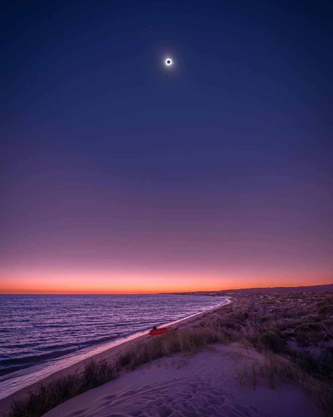 Australiaさんのインスタグラム写真 - (AustraliaInstagram)「Okay, now let's get in formation! 🌗🌑🌓 Today, @westernaustralia's @visitningaloo had a front-row seat to the #TotalSolarEclipse, which cast this UNESCO World Heritage-listed destination into darkness for 62 seconds as the moon's shadow crossed the #ExmouthPeninsula. This unique solar event is super rare and only occurs once every 400 years. 🤯 Did you know #Australia has a bunch of epic stargazing experiences year-round? Learn about the night sky on an Aboriginal astronomy tour with @wula_gura, @ngurrangga_tours or @yagurlitours. Or, drift off to sleep while gazing at a bedazzlement of stars overhead - we recommend: @salsalisningaloo, @bubbletentaustralia, @longitude131 or @lunalodgetas. (📸: @godwardphotography and @seanscottphotography) #seeaustralia #comeandsaygday #wathedreamstate #visitningaloo #exmouth #australiascoralcoast #ningalooeclipse #totaleclipse」4月20日 17時41分 - australia