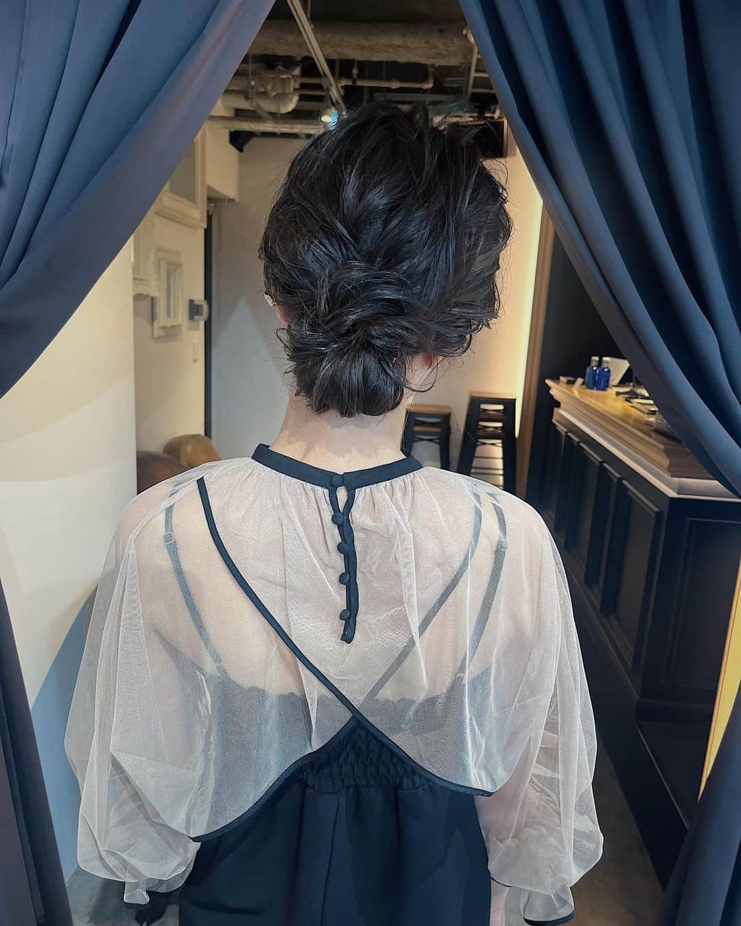 佐々木香奈のインスタグラム：「最近はお客様自身の 結婚式だったり、 およばれSETのご予約も 増えて めでたい限りでっす☺️ 大切な日のヘアは ぜひ相談してくださいまーせ！  SETのご予約♡ ¥4000〜」