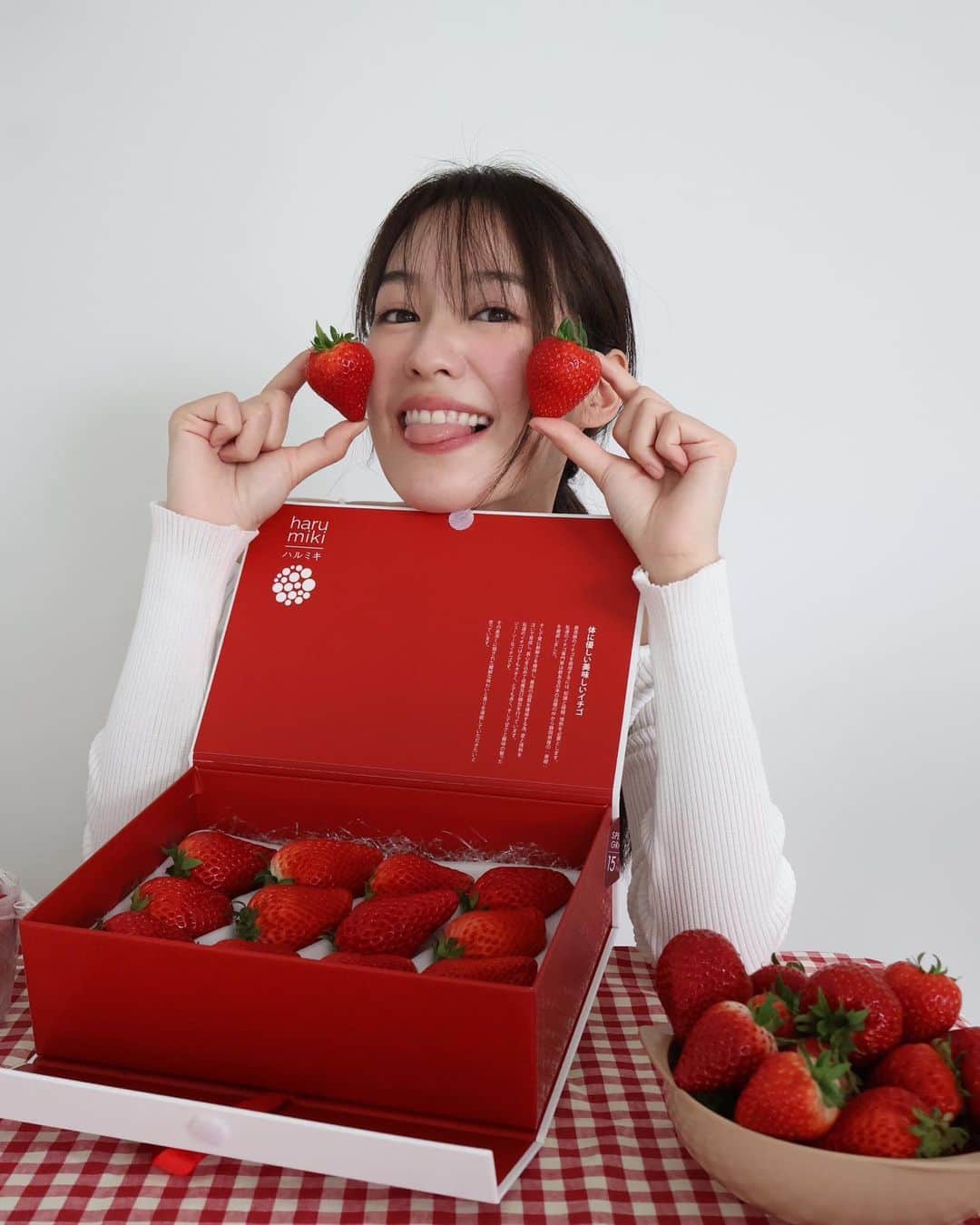 PIMTHAのインスタグラム：「いちご 🍓🍓 @harumikifruits สตรอว์เบอร์รีญี่ปุ่นลูกโตๆ  ต้องนึกถึง Harumiki หวานฉ่ำ สุดพรีเมี่ยม ที่สุดของความฟินแบบจัดเต็ม  กับสตรอว์เบอร์รี่สุดพรีเมี่ยม เสิร์ฟความสุขผ่านรสชาติหวานชุ่มฉ่ำ  ผลใหญ่ ผิวแดงแวววาว จากสตรอว์เบอร์รีญี่ปุ่นพันธุ์แท้  อร่อยสดชื่นนน นัมเบอร์วันที่สุดดด !  🍓 สอบถามเกี่ยวกับ Harumiki +  Line : @harumiki +  Facebook : harumikifruits  #Harumiki #JapaneseStrawberry  #HarumikiStrawberry  #Harumikiสตรอว์เบอร์รี  #Tasty  #Healthy  #สตรอว์เบอร์รี」