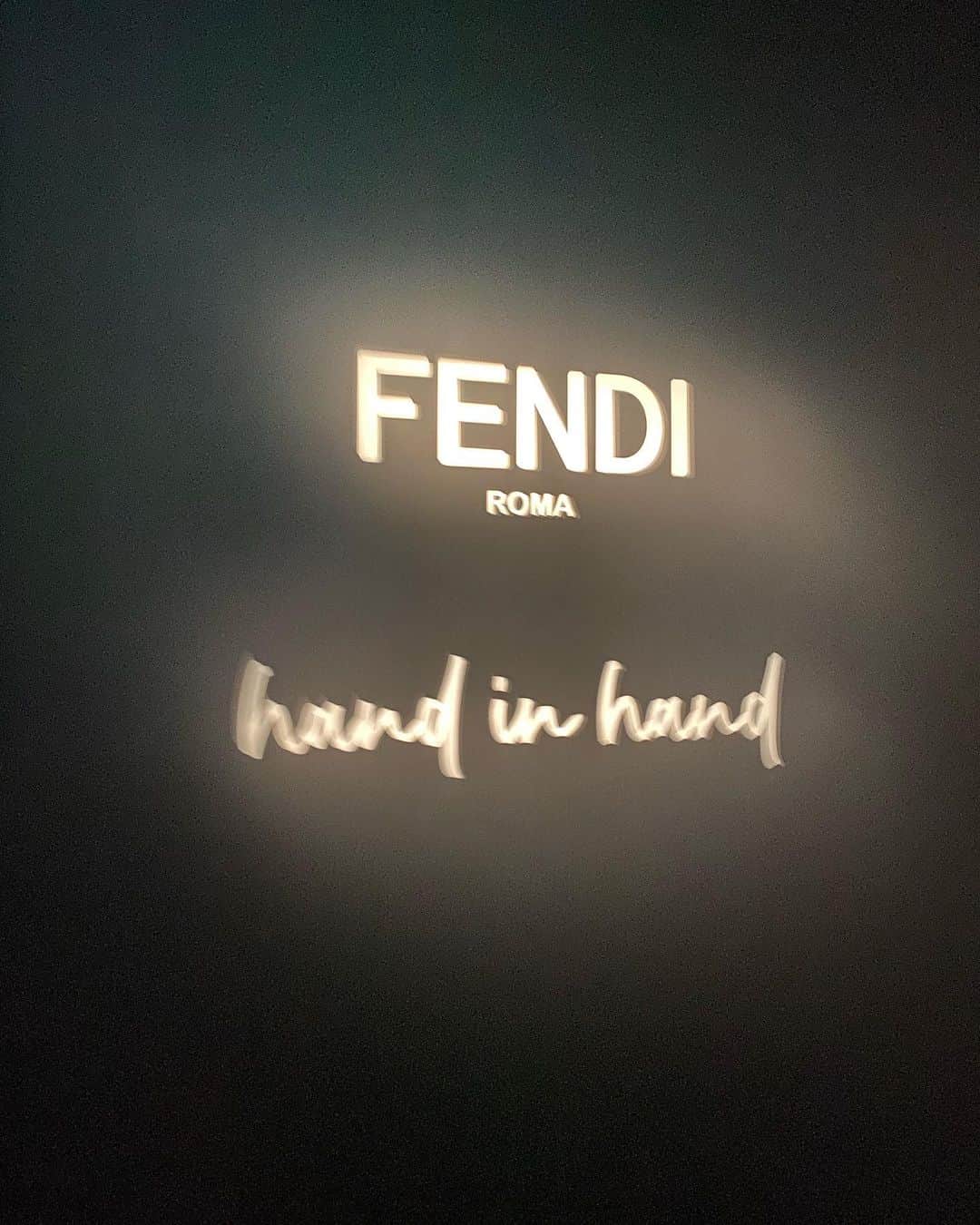 田中杏子さんのインスタグラム写真 - (田中杏子Instagram)「昨夜は、FENDIの「hand in hand 」展のレセプションへ。  数十年前に買って大切に使ってきた赤いBaguetteを持って❤️  イタリアの伝統的な手技で仕上げられたバッグ達が素敵すぎて中で流れていたムービーに目が釘付けになりました。ぜひ❤️  #akotanaka #fendihandinhand  #fendibaguette  #fendipeekaboo」4月20日 17時45分 - akoakotanaka