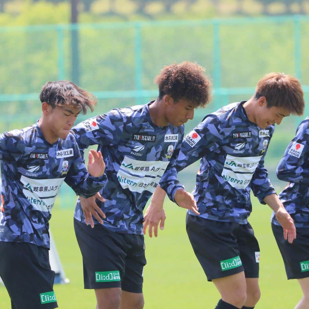 ＦＣ岐阜さんのインスタグラム写真 - (ＦＣ岐阜Instagram)「. 4.20(Thu) TRAINING PHOTO📸  🟢5/3(水・祝)14:00KO YS横浜戦🟢 ・はたらくくるま大集合🚒🚓 ・こいのぼりがたくさん泳ぎます🎏 ・夢パスキッズ限定！こいのぼりフラッグプレゼント🎁  #FC岐阜 #fcgifu #MOVEYOURHEART #川上竜 #藤岡浩介 #窪田稜 #北龍磨 #上野輝人 #柏木陽介 #楠本羽翼 #三國スティビアエブス #横山智也」4月20日 17時47分 - fcgifu