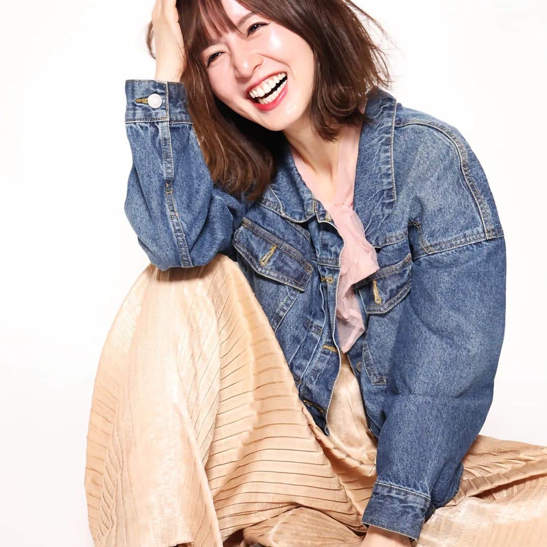 浜田真衣のインスタグラム：「⁡「正解なんてないからね」 ⁡「ありのままでいいんだよ」⁡ ⁡⁡⁡ そう言って⁡ ⁡⁡ ⁡楽しさを⁡ 自然さを⁡ ⁡ ⁡上手く引き出してくれる⁡⁡ ⁡ ⁡カメラマンさんがいる𓂃❁⃘𓈒𓏸⁡⁡ ⁡⁡ ⁡そんなカメラマンさんとの撮影は⁡ ⁡⁡ ⁡とっても楽しいし⁡ ⁡⁡ ⁡私も不思議とアイデアがどんどん出てくるꯁꯧ ⁡ ⁡ ⁡さすがプロだなぁ、、、 ⁡⁡⁡ ⁡⁡ ⁡私もそんな人でありたい💐⟡.·*.⁡ ⁡⁡⁡ ⁡ ⁡ #浜田真衣⁡ ⁡ ⁡」